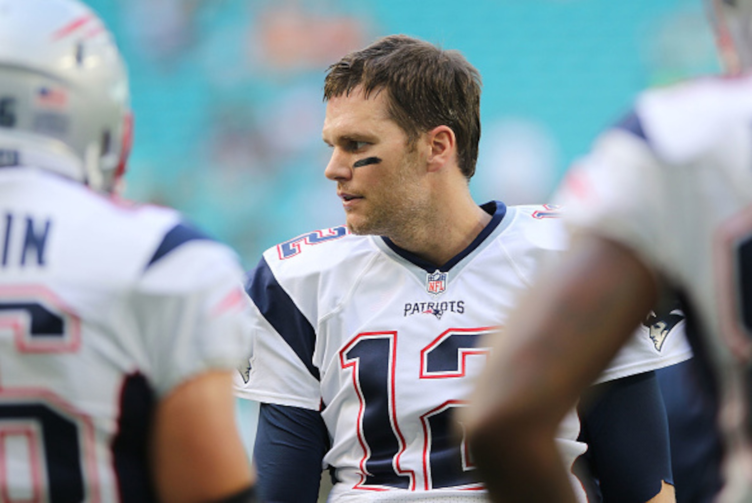 MIAMI GARDENS, FL - JANUARY 01:  Tom brady #12 of the New england Patriots plays against the Miami Dolphins at Hard Rock Stadium on January 1, 2017 in Miami Gardens, Florida. The patriots defeated the Dolphins 35-14.  (Photo by Marc Serota/Getty Images)