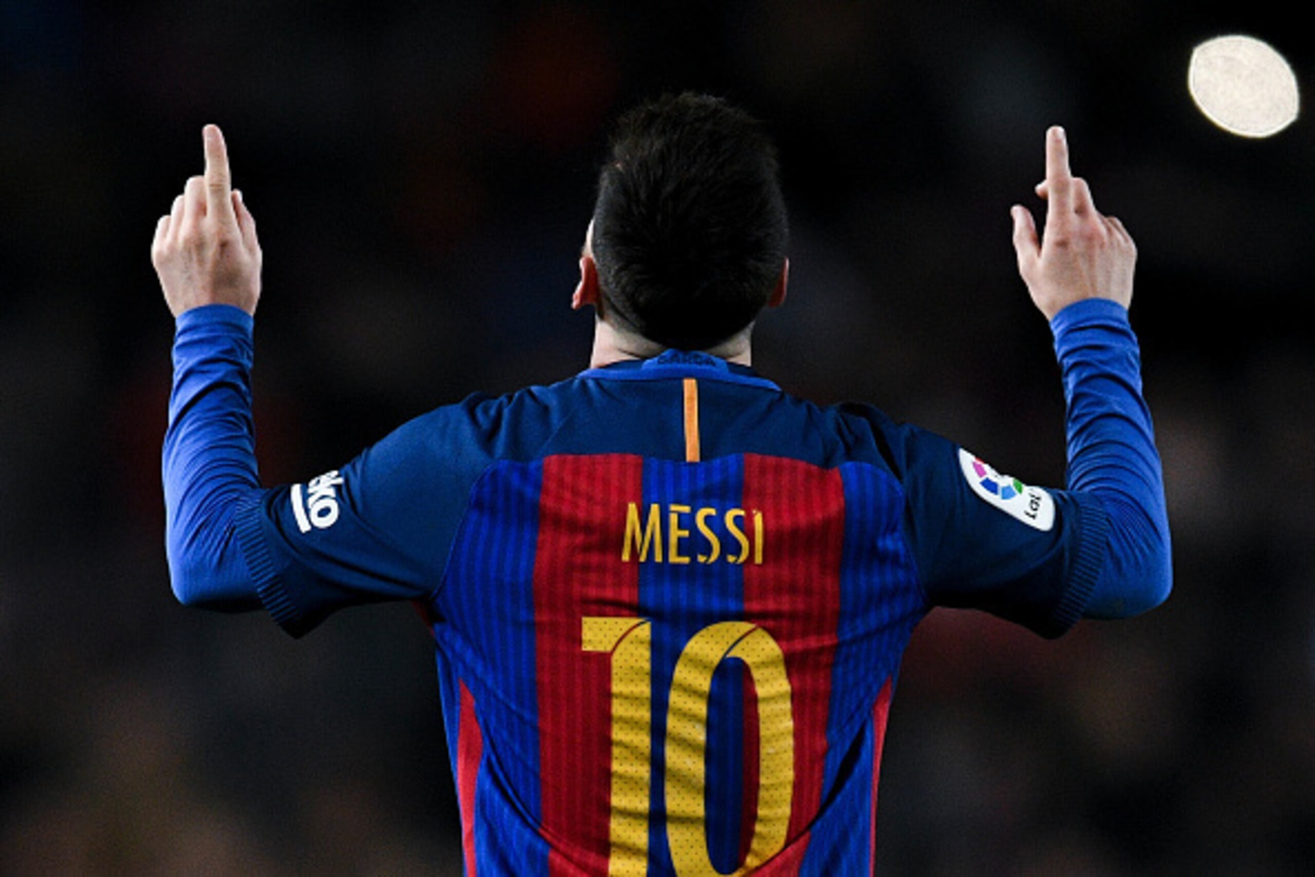 BARCELONA, SPAIN - DECEMBER 18:  Lionel Messi of FC Barcelona celebrates after scoring his team's fourth goal during the La Liga match between FC Barcelona and RCD Espanyol at the Camp Nou stadium on December 18, 2016 in Barcelona, Spain. (Photo by David 