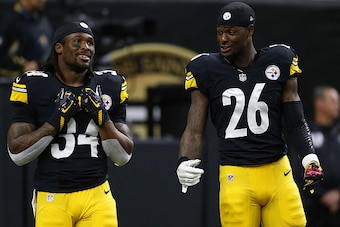 NEW ORLEANS, LA - AUGUST 26:  DeAngelo Williams #34 of the Pittsburgh Steelers and Le'Veon Bell #26 talk  before a game at the Mercedes-Benz Superdome on August 26, 2016 in New Orleans, Louisiana.  (Photo by Jonathan Bachman/Getty Images)