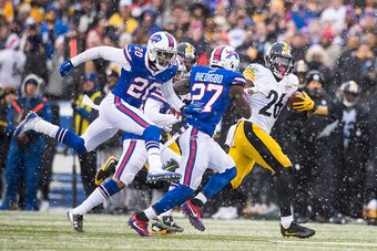 ORCHARD PARK, NY - DECEMBER 11:  Le'Veon Bell #26 of the Pittsburgh Steelers carries the ball as Corey Graham #20 and James Ihedigbo #27 of the Buffalo Bills pursue during the game on December 11, 2016 at New Era Field in Orchard Park, New York. Pittsburg