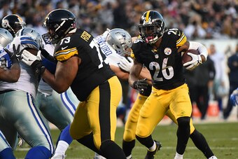 PITTSBURGH, PA - NOVEMBER 13: Running back Le'Veon Bell #26 of the Pittsburgh Steelers runs with football as offensive lineman Ramon Foster #73 blocks during a game against the Dallas Cowboys at Heinz Field on November 13, 2016 in Pittsburgh, Pennsylvania