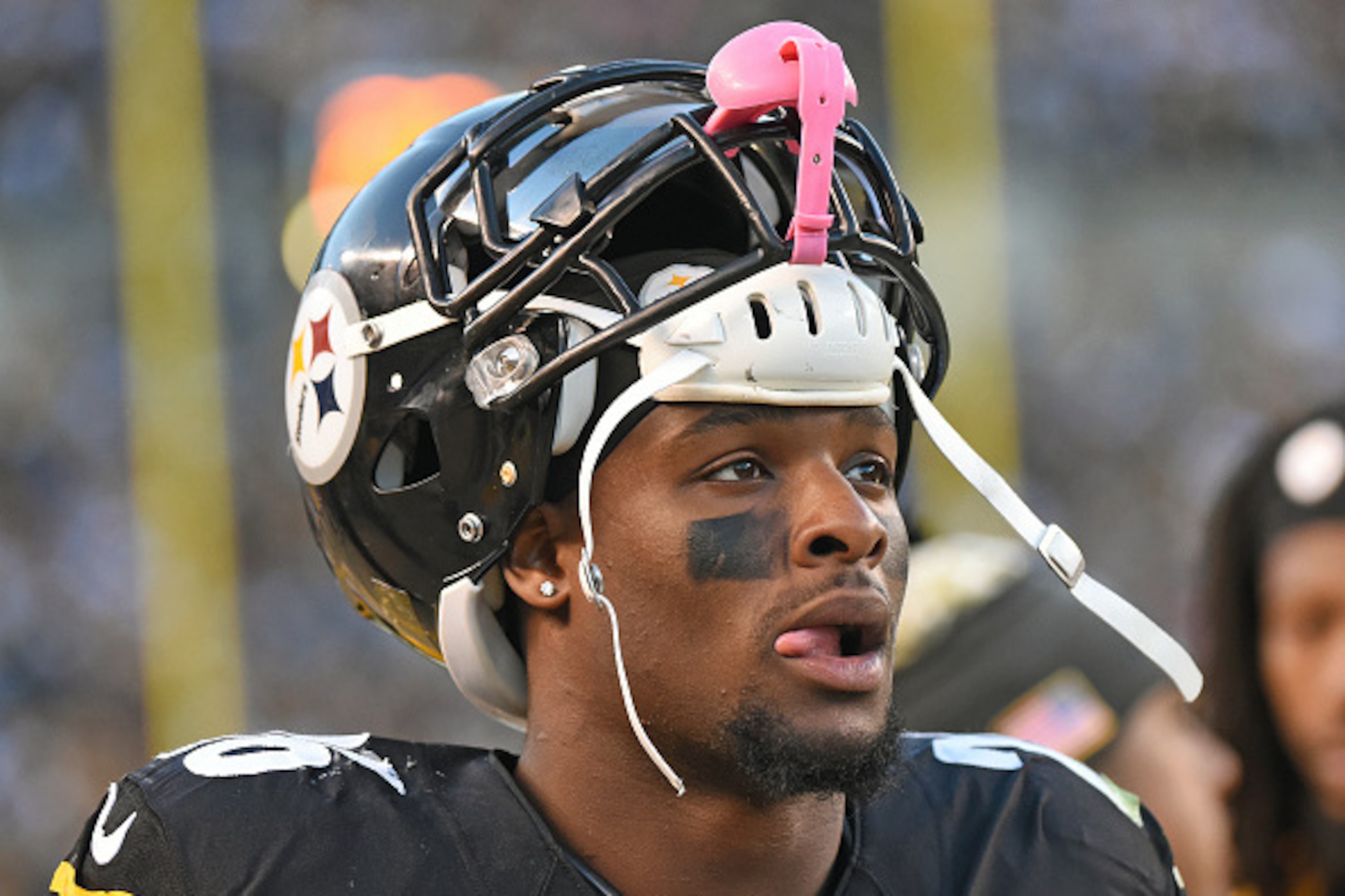 PITTSBURGH, PA - NOVEMBER 13: Running back Le'Veon Bell #26 of the Pittsburgh Steelers looks on from the sideline during a game against the Dallas Cowboys at Heinz Field on November 13, 2016 in Pittsburgh, Pennsylvania. The Cowboys defeated the Steelers 3