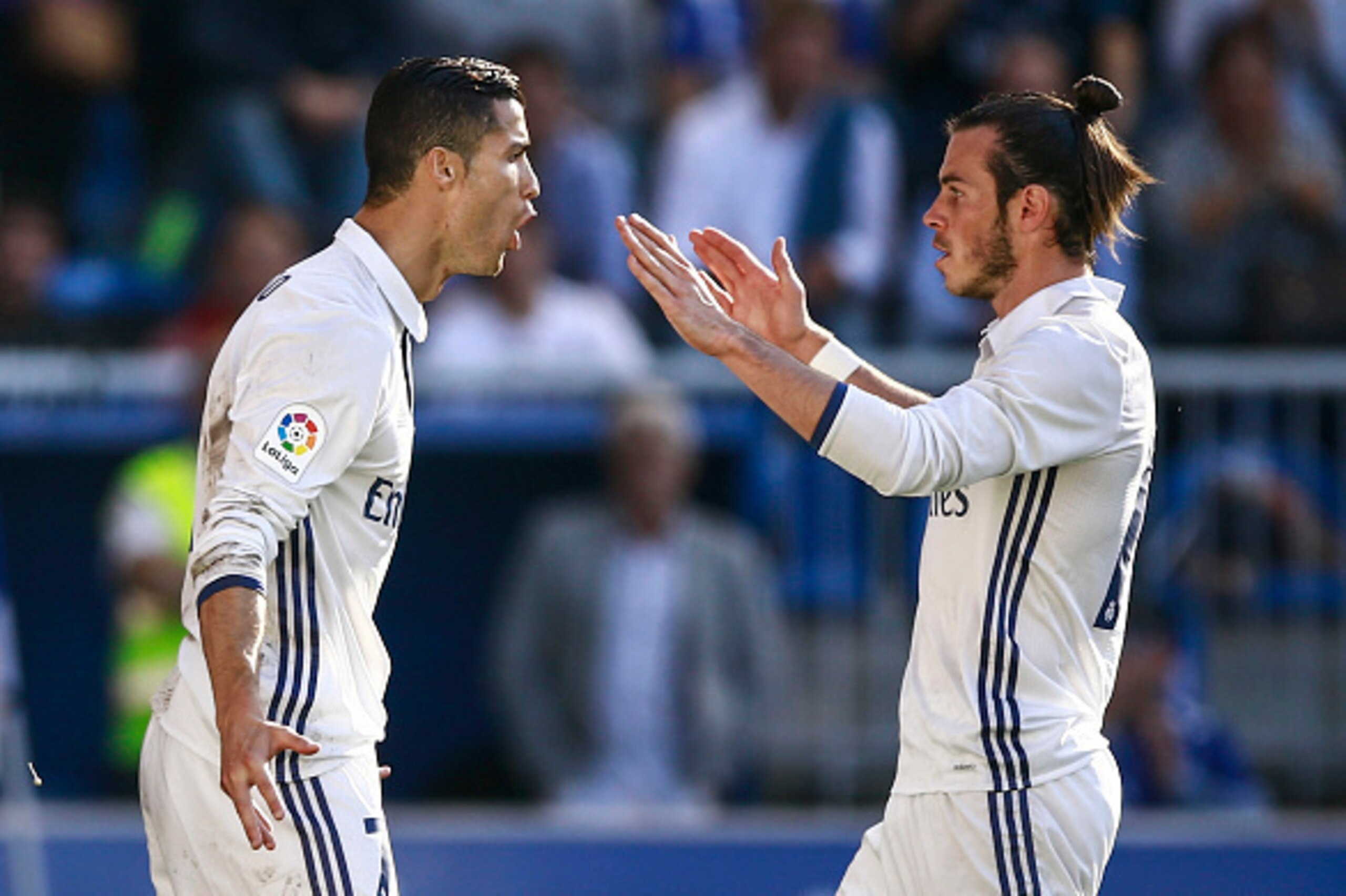 VITORIA-GASTEIZ, SPAIN - OCTOBER 29: Cristiano Ronaldo (L) of Real Madrid CF celebrates scoring their opening goal with team mate Gareth Bale during the La Liga match between Deportivo Alaves and Real Madrid CF at Estadio de Mendizorroza on October 29, 20