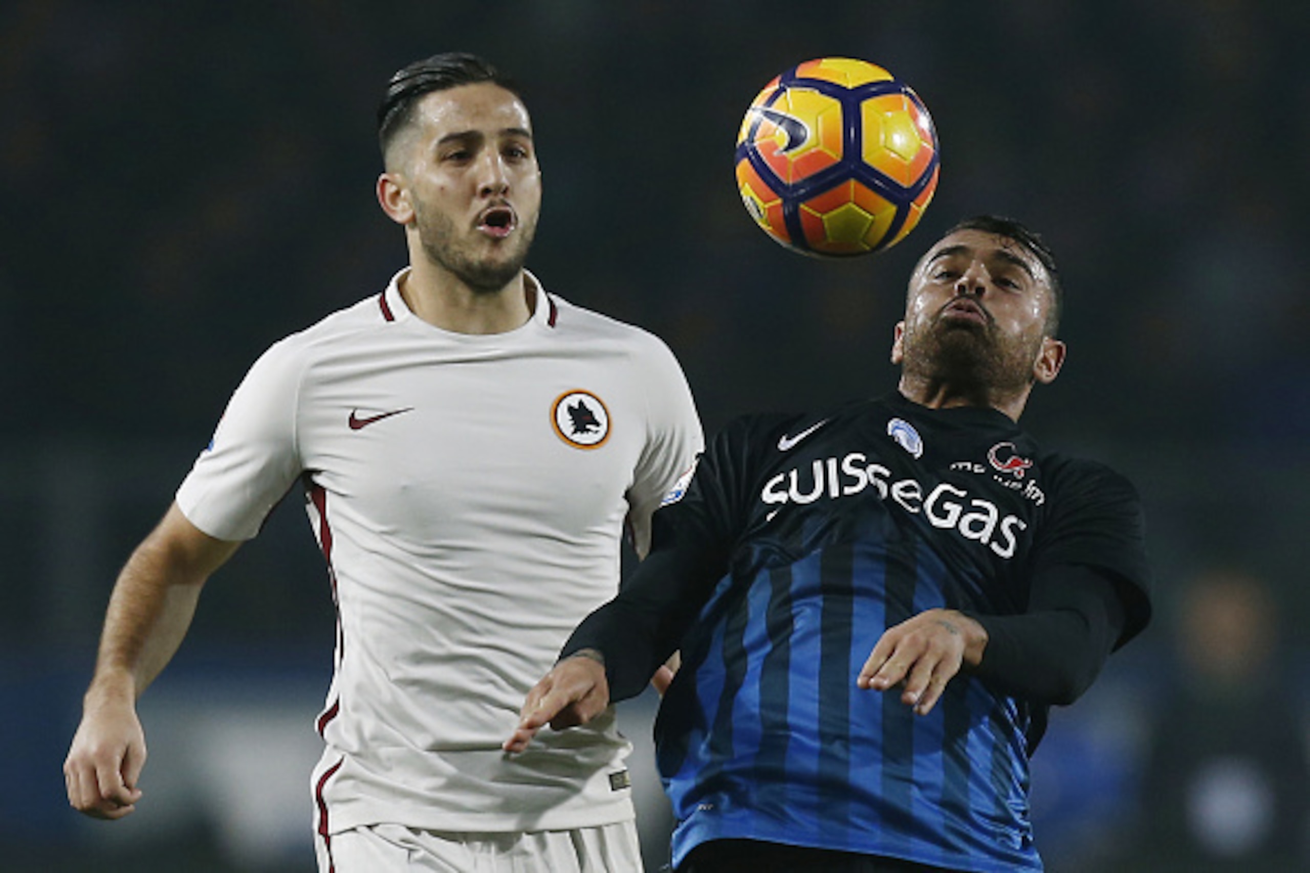 Atalanta's forward Andrea Petagna (R) fights for the ball with AS Roma's defender Kostas Manolas from Greece during the Italian Serie A football match Atalanta vs As Roma on November 20, 2016 in 'Atleti Azzurri d'Italia' Stadium in Bergamo.  / AFP / MARCO