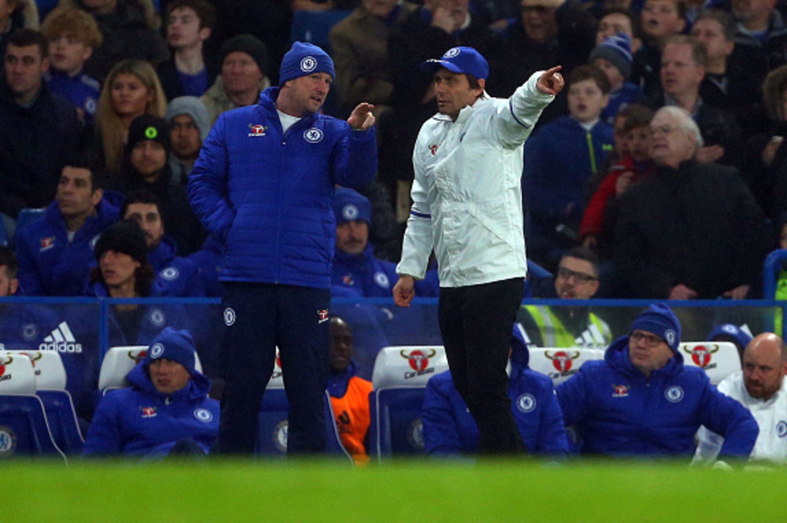 LONDON, ENGLAND - JANUARY 08: Steve Holland assistant coach of Chelsea with Antonio Conte manager / head coach of Chelsea during the Emirates FA Cup Third Round between Chelsea and Peterborough United at Stamford Bridge on January 8, 2017 in London, Engla
