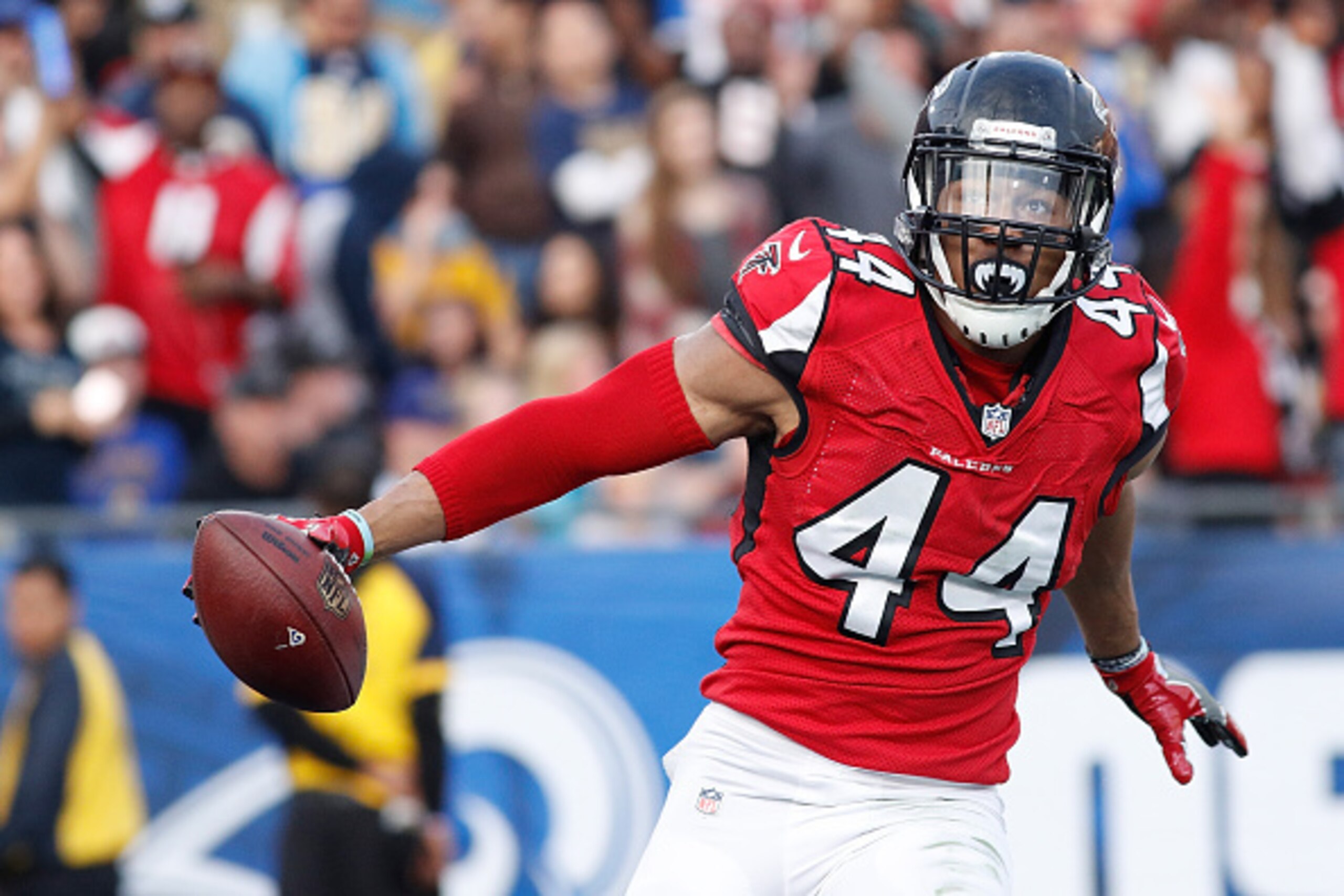 LOS ANGELES, CA - DECEMBER 11:  Vic Beasley Jr. #44 of the Atlanta Falcons on his way into the endzone scoring a touchdown after a fumble recovery against the Los Angeles Rams at the Los Angeles Memorial Coliseum on December 11, 2016 in Los Angeles, Calif