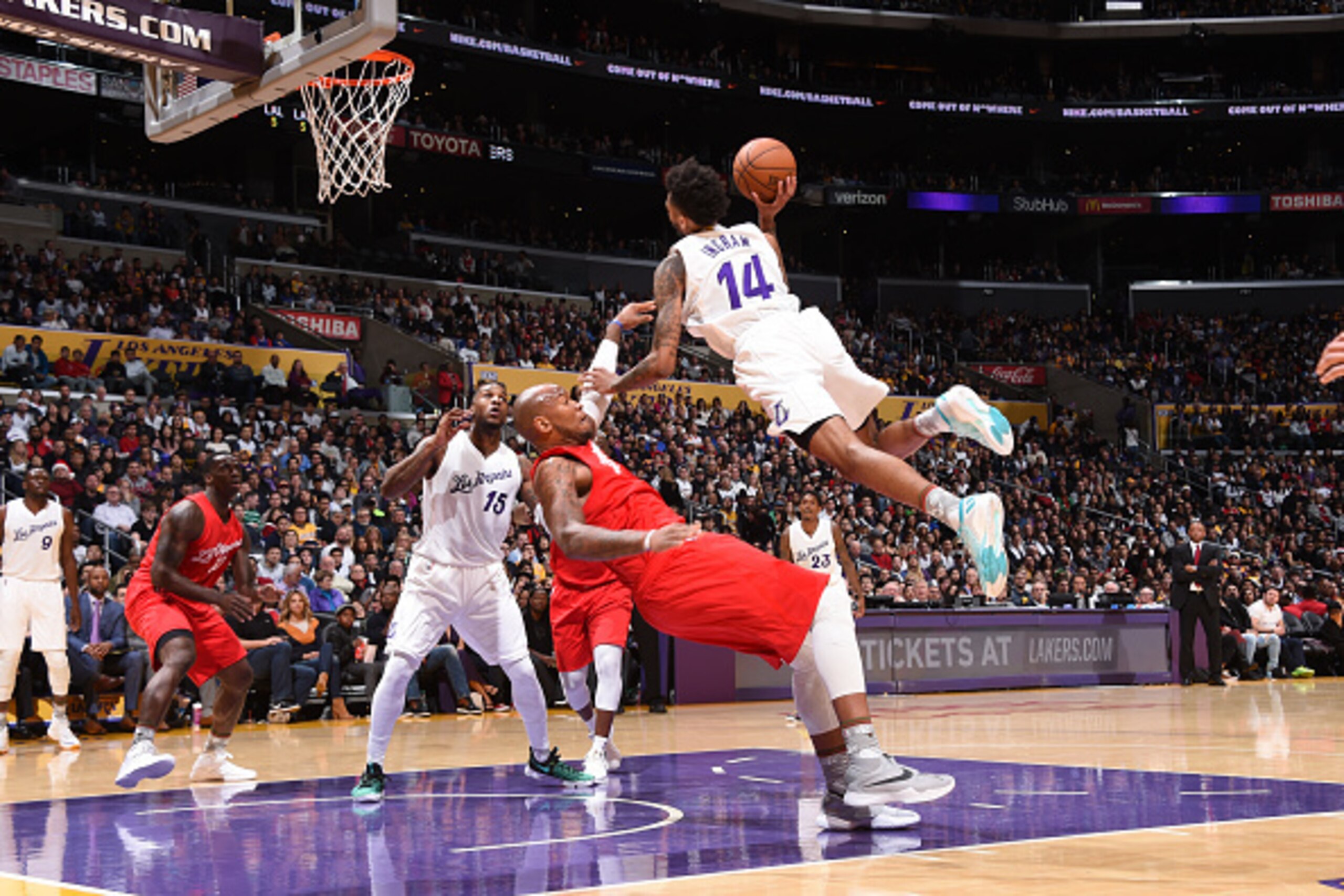 LOS ANGELES, CA - DECEMBER 25:  Brandon Ingram #14 of the Los Angeles Lakers drives to the basket against Marreese Speights #5 of the LA Clippers on December 25, 2016 at STAPLES Center in Los Angeles, California. NOTE TO USER: User expressly acknowledges 