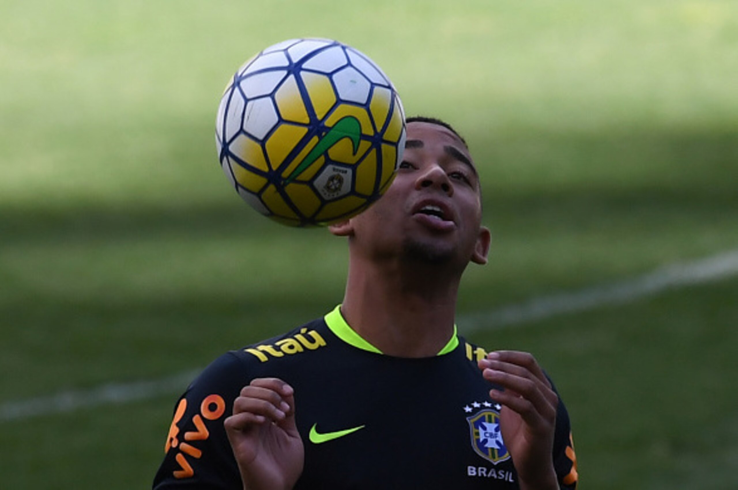 Brazil's player Gabriel Jesus controls the ball during a training session at Mineirao stadium in Belo Horizonte, Minas Gerais, Brazil, on November 8, 2016.
Brazil will face Argentina for a World Cup 2018 South American qualifier match on Thursday. / AFP /