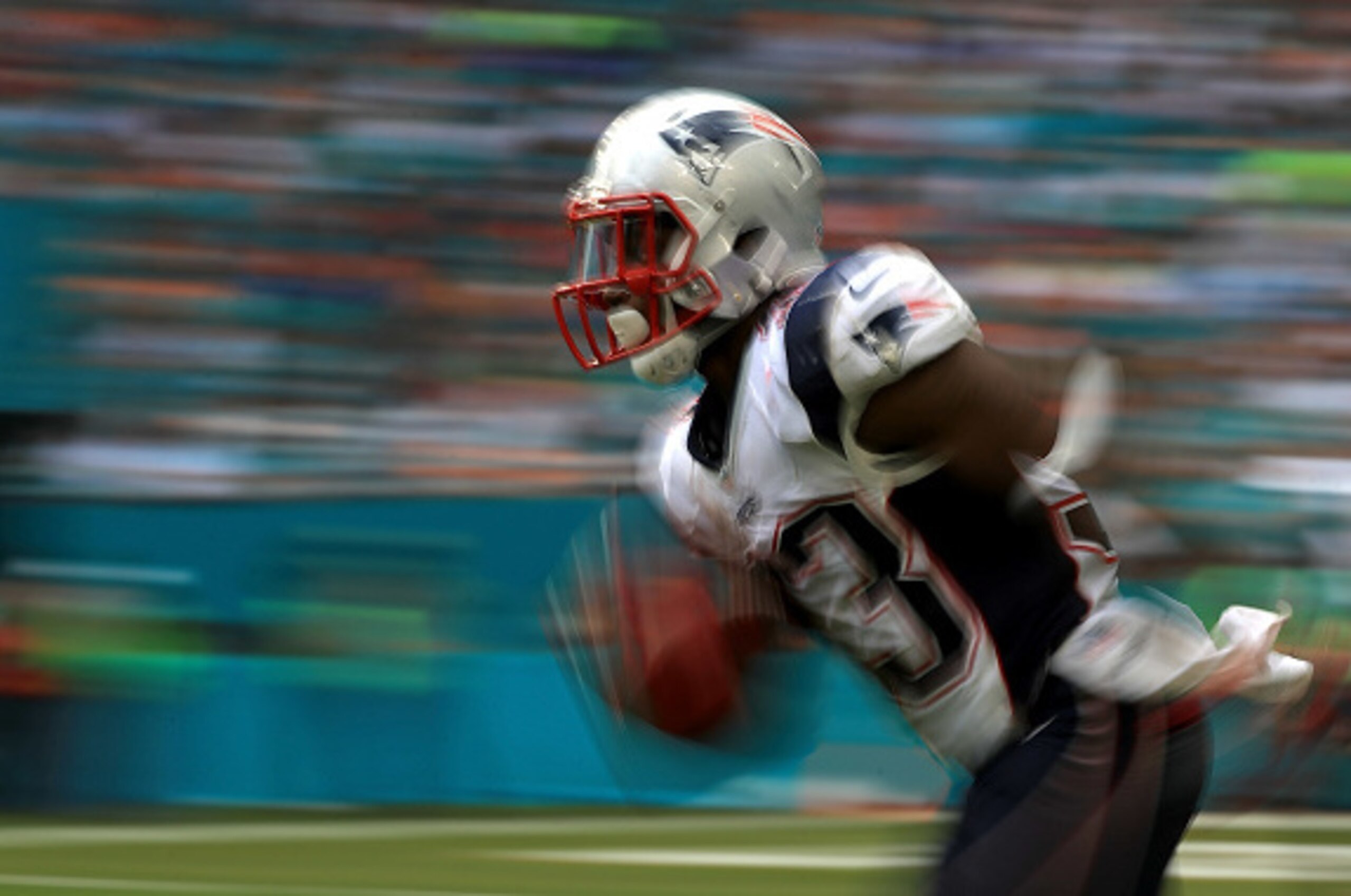 MIAMI GARDENS, FL - JANUARY 01: Dion Lewis #33 of the New England Patriots rushes during a game against the Miami Dolphins at Hard Rock Stadium on January 1, 2017 in Miami Gardens, Florida.  (Photo by Mike Ehrmann/Getty Images)