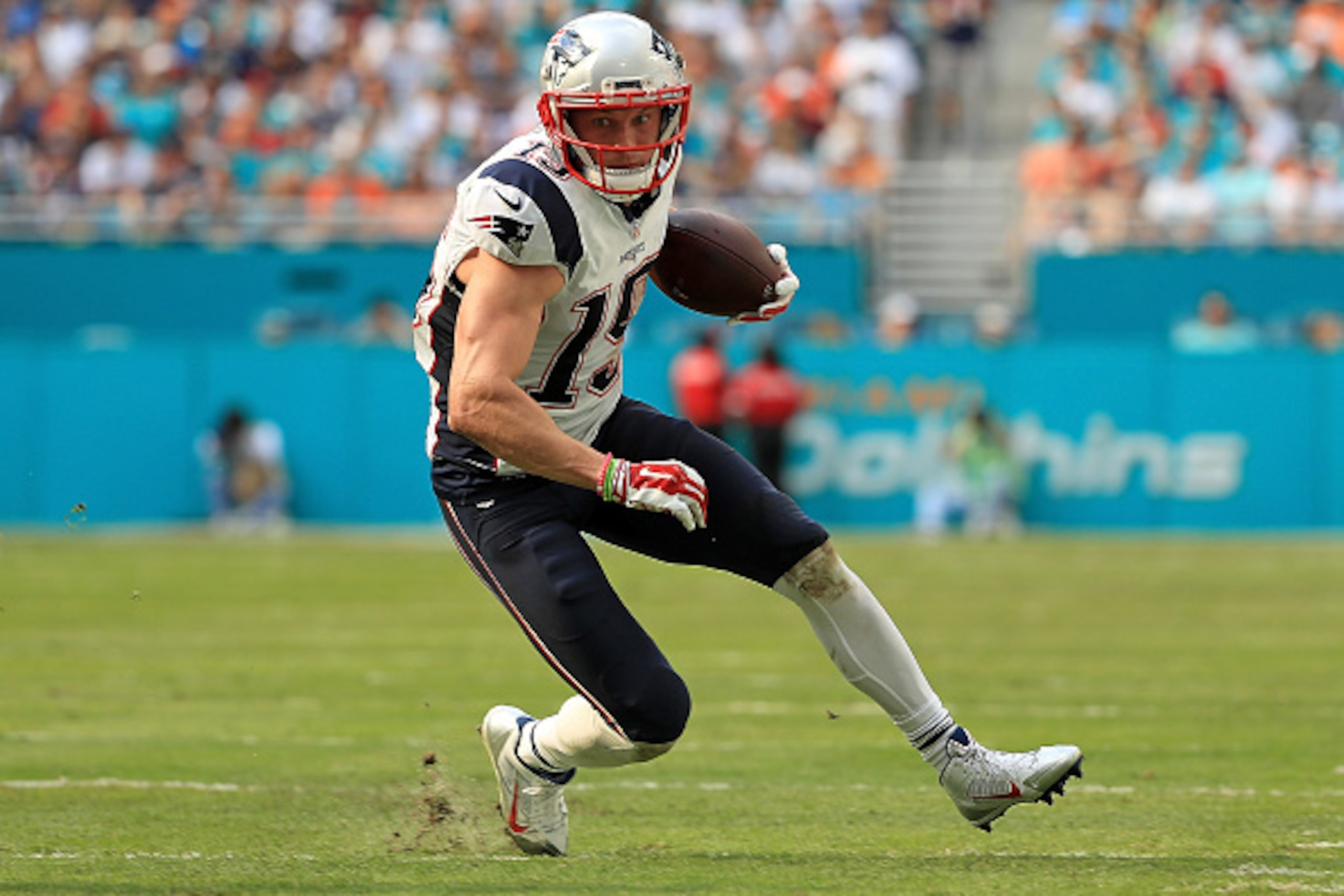 MIAMI GARDENS, FL - JANUARY 01:  Chris Hogan #15 of the New England Patriots makes a catch during a game against the Miami Dolphins at Hard Rock Stadium on January 1, 2017 in Miami Gardens, Florida.  (Photo by Mike Ehrmann/Getty Images)
