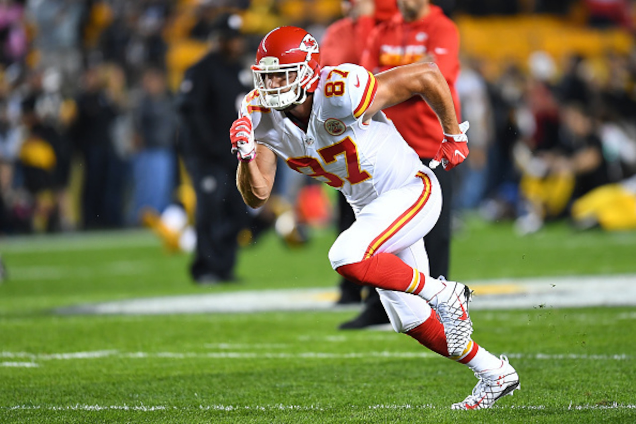 PITTSBURGH, PA - OCTOBER 02:  Travis Kelce #87 of the Kansas City Chiefs warms up prior to the game against the Pittsburgh Steelers at Heinz Field on October 2, 2016 in Pittsburgh, Pennsylvania. (Photo by Joe Sargent/Getty Images) *** Local Caption ***