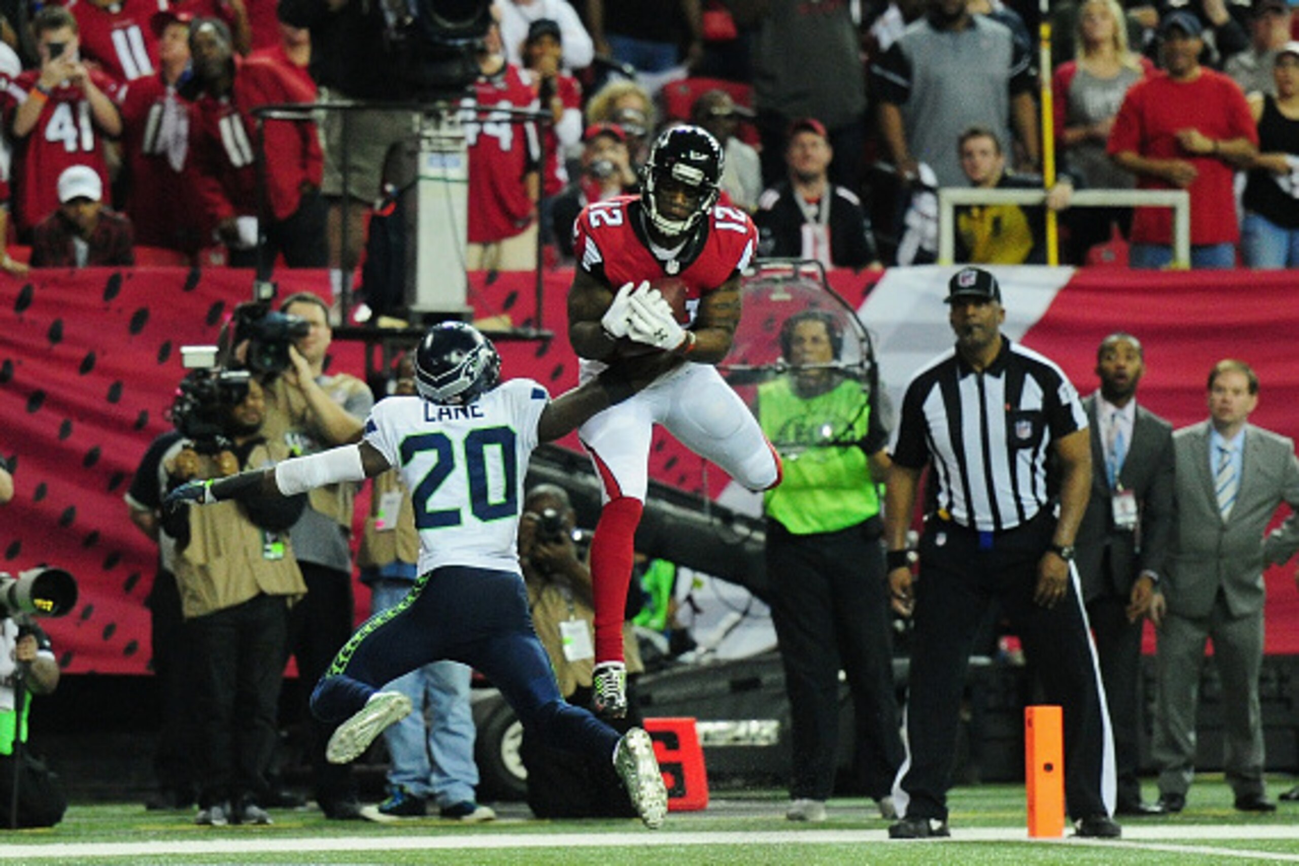 ATLANTA, GA - JANUARY 14:   Mohamed Sanu #12 of the Atlanta Falcons catches a touchdown against the Seattle Seahawks at the Georgia Dome on January 14, 2017 in Atlanta, Georgia.  (Photo by Scott Cunningham/Getty Images)