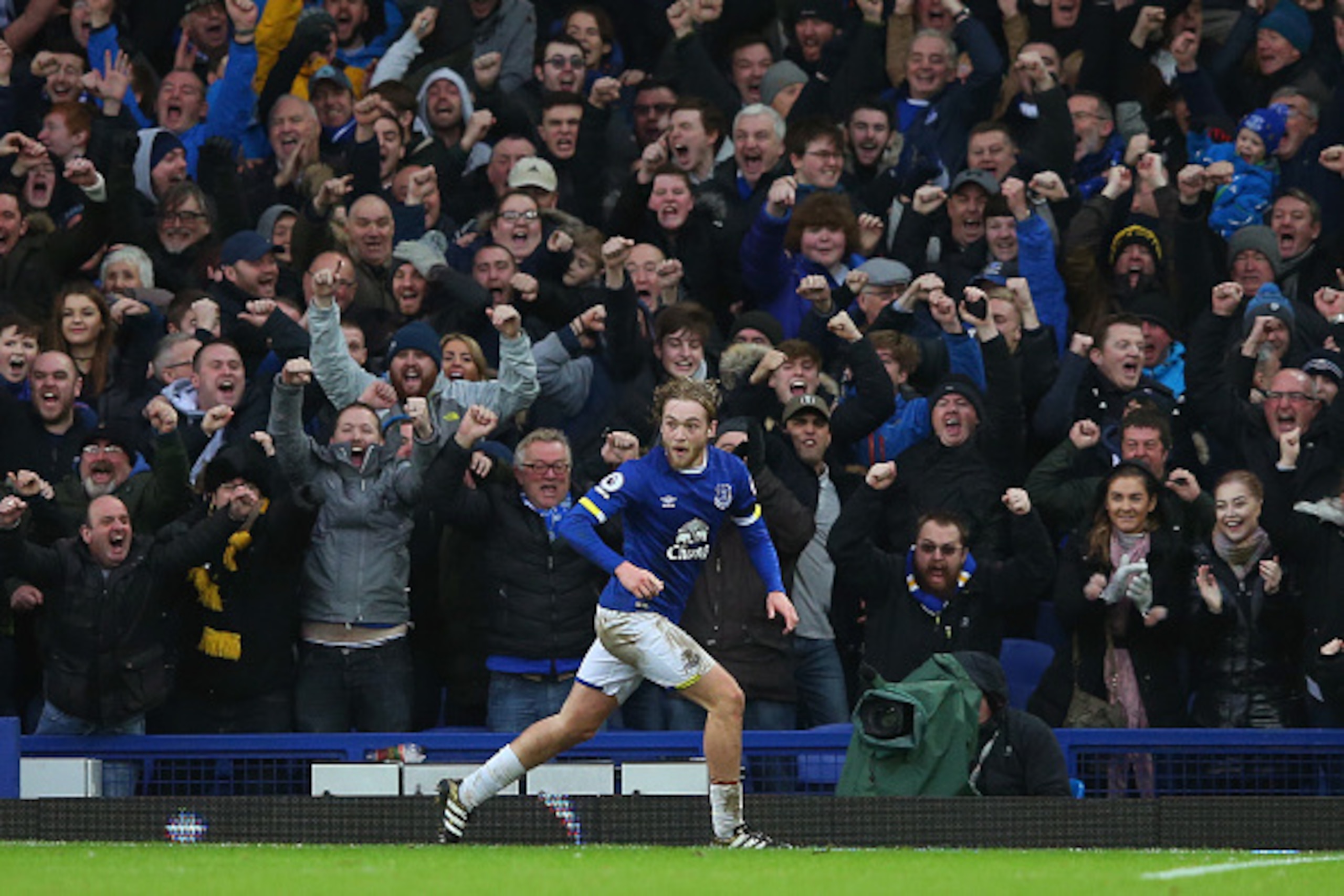 LIVERPOOL, ENGLAND - JANUARY 15:  Tom Davies of Everton celebrates after scoring his team's third goal during the Premier League match between Everton and Manchester City at Goodison Park on January 15, 2017 in Liverpool, England.  (Photo by Alex Livesey/