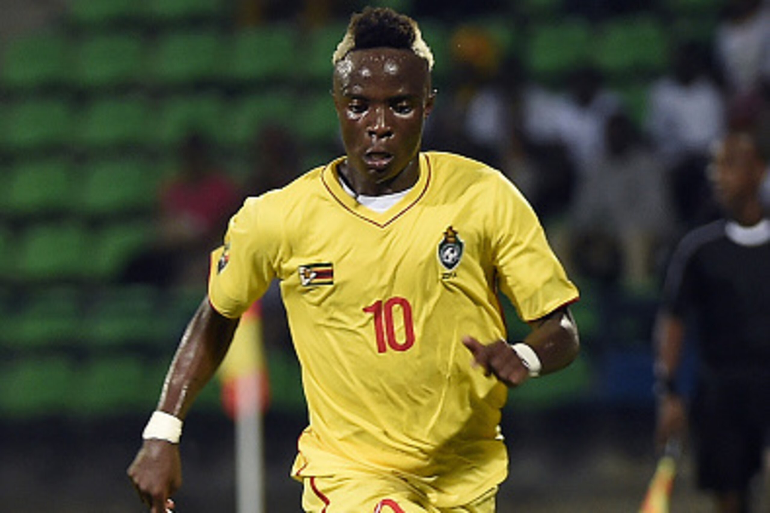 Zimbabwe's midfielder Kudakwashe Mahachi controls the ball during the 2017 Africa Cup of Nations group B football match between Algeria and Zimbabwe in Franceville on January 15, 2017. / AFP / KHALED DESOUKI        (Photo credit should read KHALED DESOUKI