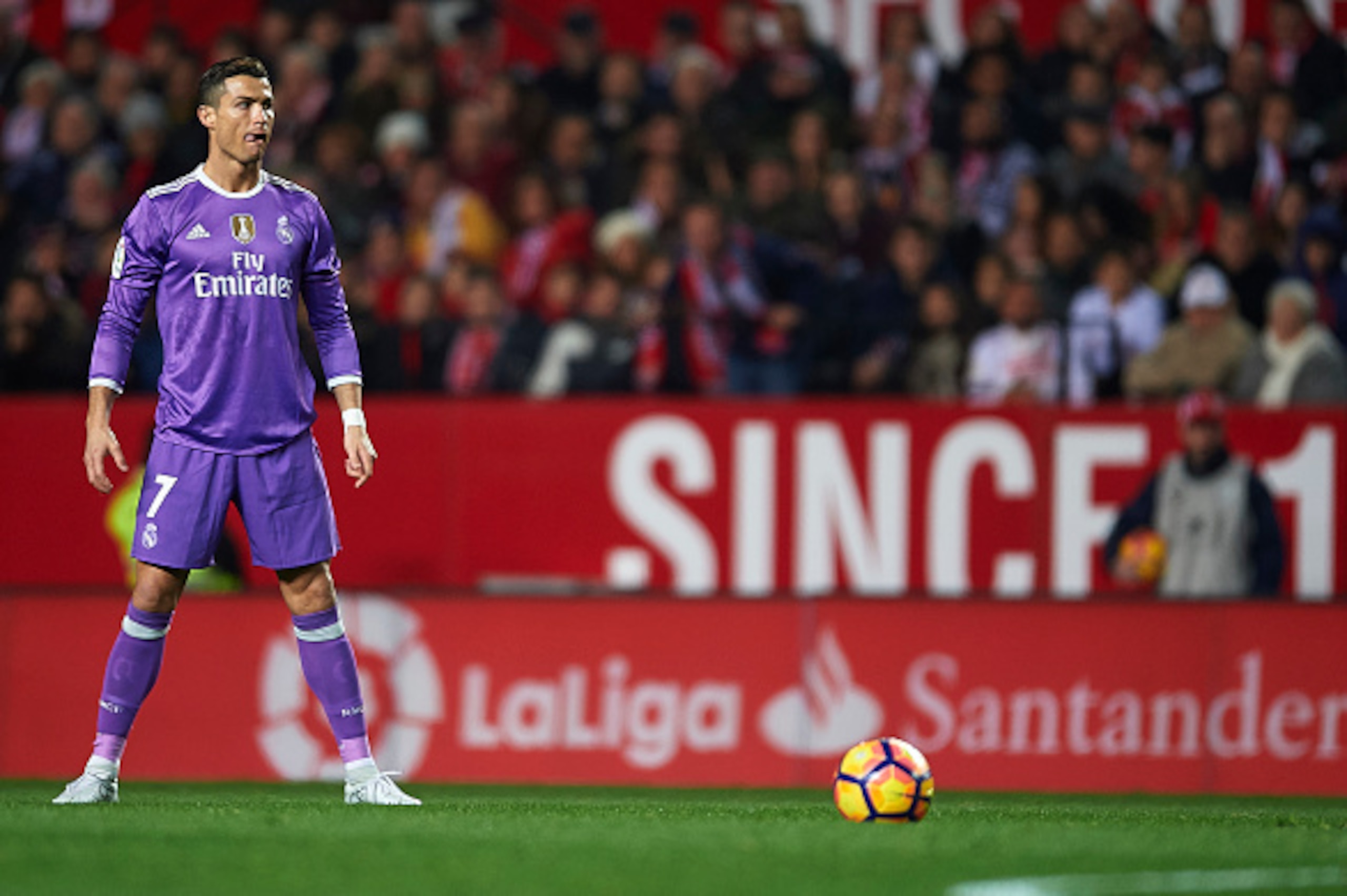 SEVILLE, SPAIN - JANUARY 15:  Cristiano Ronaldo of Real Madrid CF prepares totake a free kick during the La Liga match between Sevilla FC and Real Madrid CF at Estadio Ramon Sanchez Pizjuan on January 15, 2017 in Seville, Spain.  (Photo by Aitor Alcalde/G