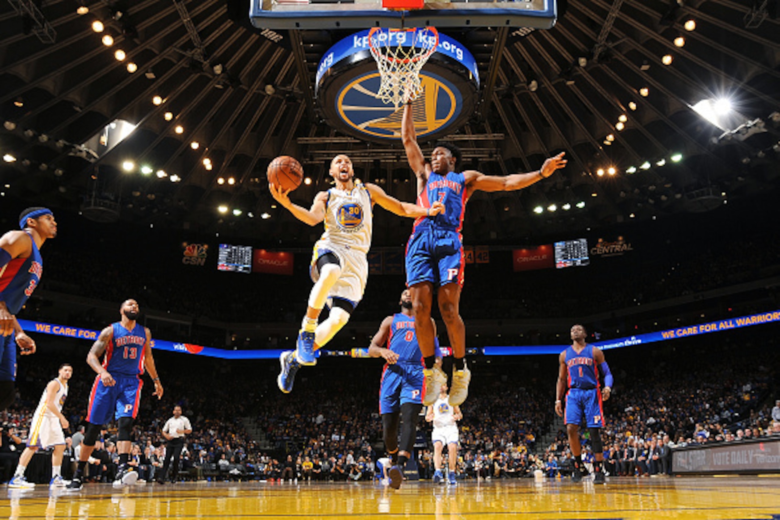 OAKLAND, CA - JANUARY 12: Stephen Curry #30 of the Golden State Warriors goes for the lay up during the game against the Detroit Pistons on January 12, 2017 at ORACLE Arena in Oakland, California. NOTE TO USER: User expressly acknowledges and agrees that,