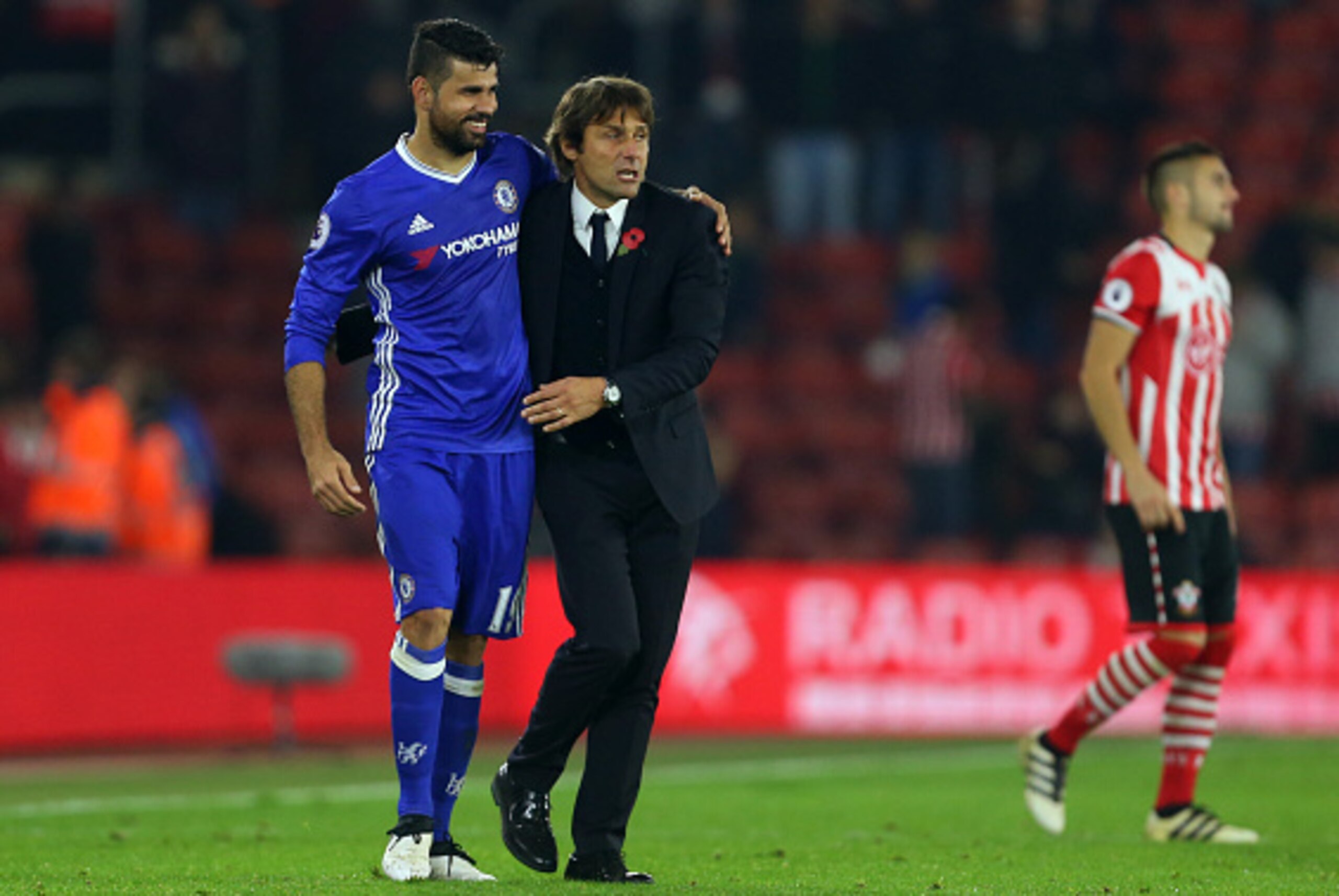 SOUTHAMPTON, ENGLAND - OCTOBER 30: Antonio Conte manager / head coach of Chelsea hugs Diego Costa of Chelsea after the Premier League match between Southampton and Chelsea at St Mary's Stadium on October 30, 2016 in Southampton, England. (Photo by Catheri SOUTHAMPTON, ENGLAND - OCTOBER 30: Antonio Conte manager / head coach of Chelsea hugs Diego Costa of Chelsea after the Premier League match between Southampton and Chelsea at St Mary's Stadium on October 30, 2016 in Southampton, England. (Photo by Catheri