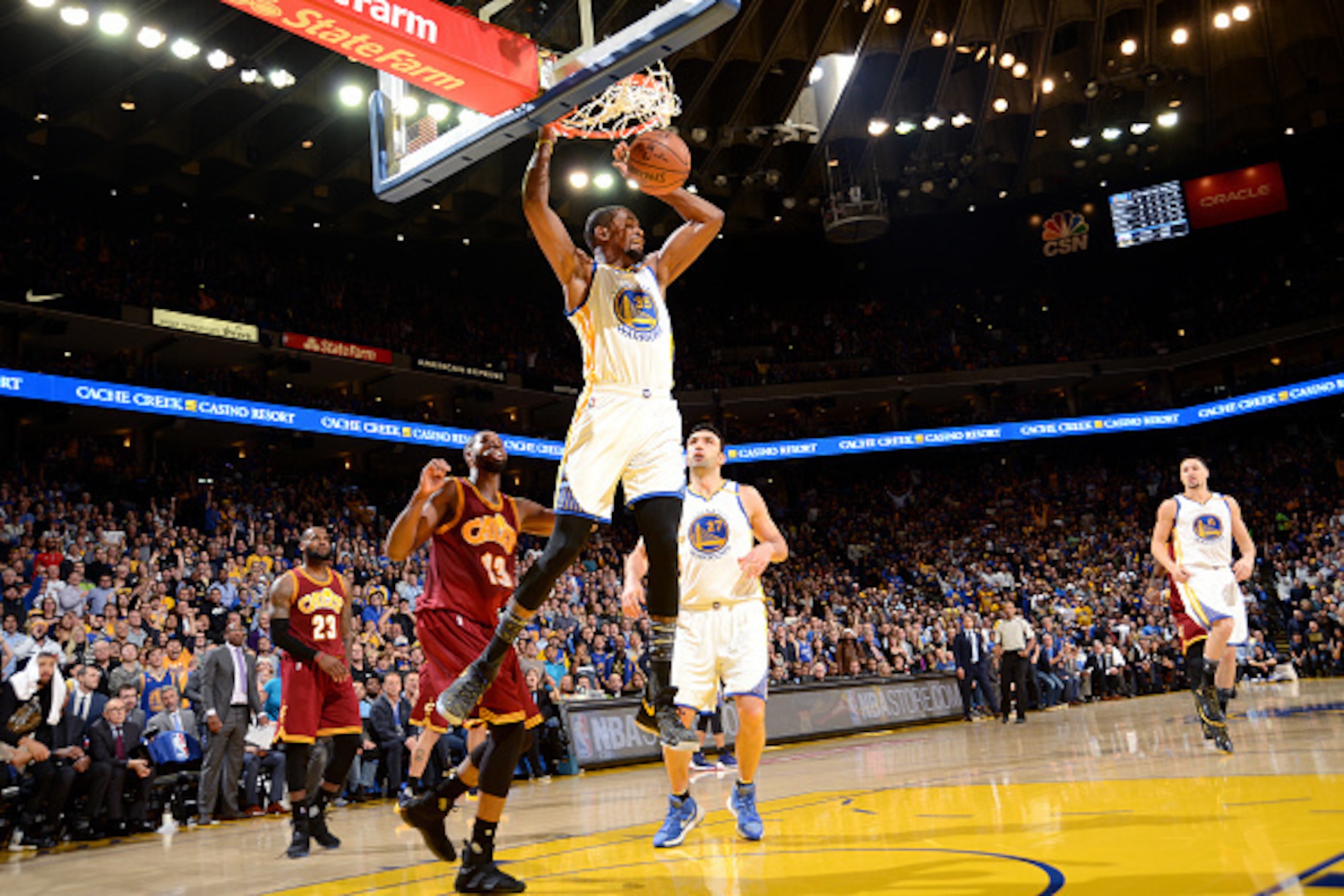 OAKLAND, CA - JANUARY 16: Kevin Durant #35 of the Golden State Warriors dunks the ball during the game against the Cleveland Cavaliers on January 16, 2017 at ORACLE Arena in Oakland, California. NOTE TO USER: User expressly acknowledges and agrees that, b