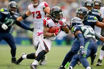 SEATTLE, WA - OCTOBER 16:  Running back Devonta Freeman #24 of the Atlanta Falcons rushes against the Seattle Seahawks at CenturyLink Field on October 16, 2016 in Seattle, Washington.  (Photo by Jonathan Ferrey/Getty Images)