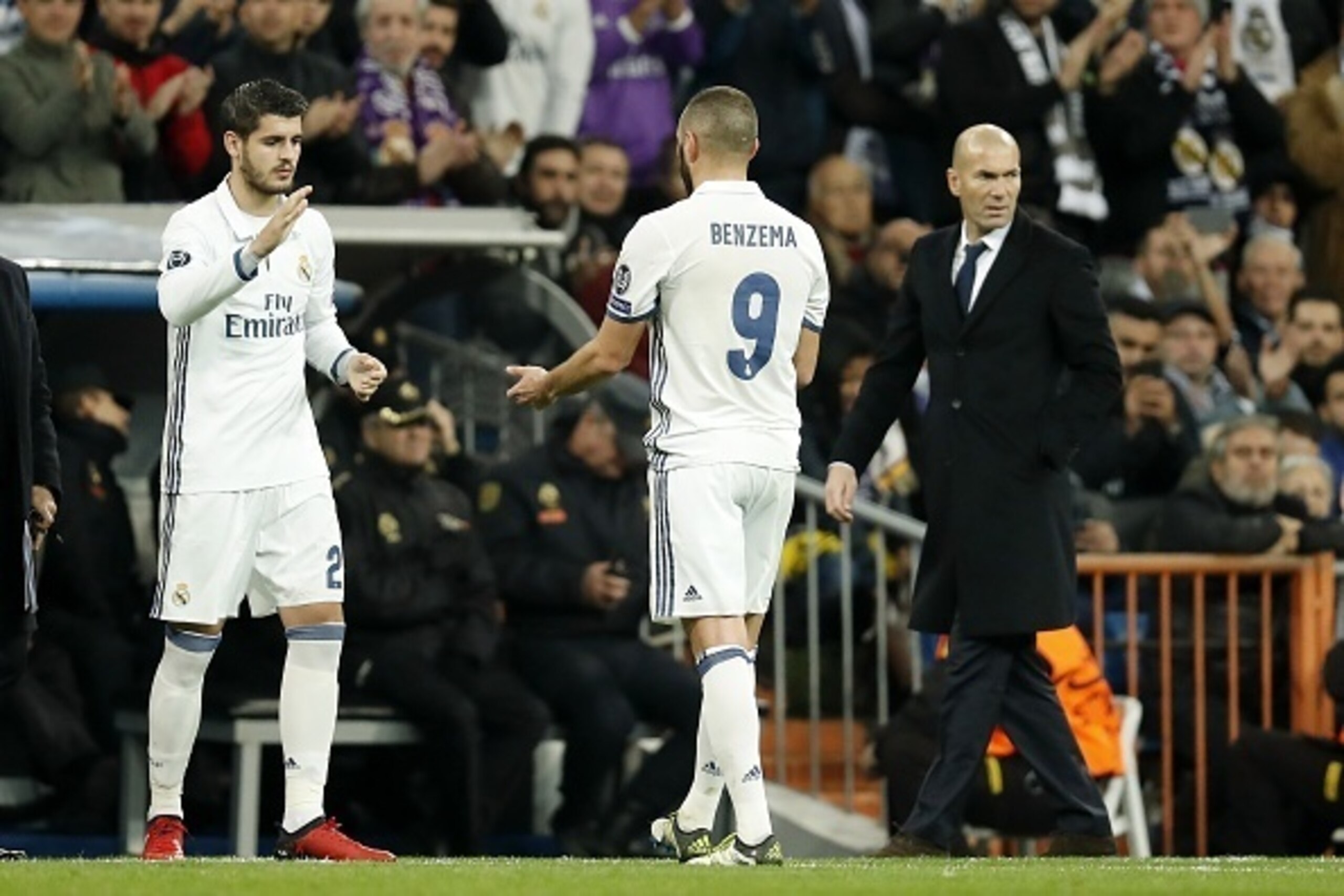 (L-R) Alvaro Morata of Real Madrid, Karim Benzema of Real Madrid, coach Zinedine Zidane of Real Madridduring the UEFA Champions League group F match between  Real Madrid and Borussia Dortmund on December 07, 2016 at the Santiago Bernabeu stadium in Madrid