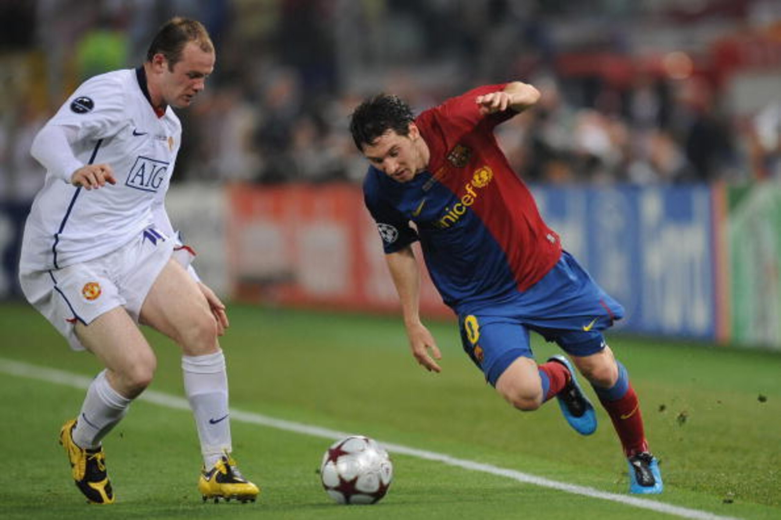 Barcelona´s forward midfielder Lionel Messi (R) vies with Manchester's midfielder Wayne Rooney during their UEFA football Champions League final on May 27, 2009 at the Olympic Stadium in Rome. Barcelona defeated Manchester United 2-0 to win the Cup.  AFP 