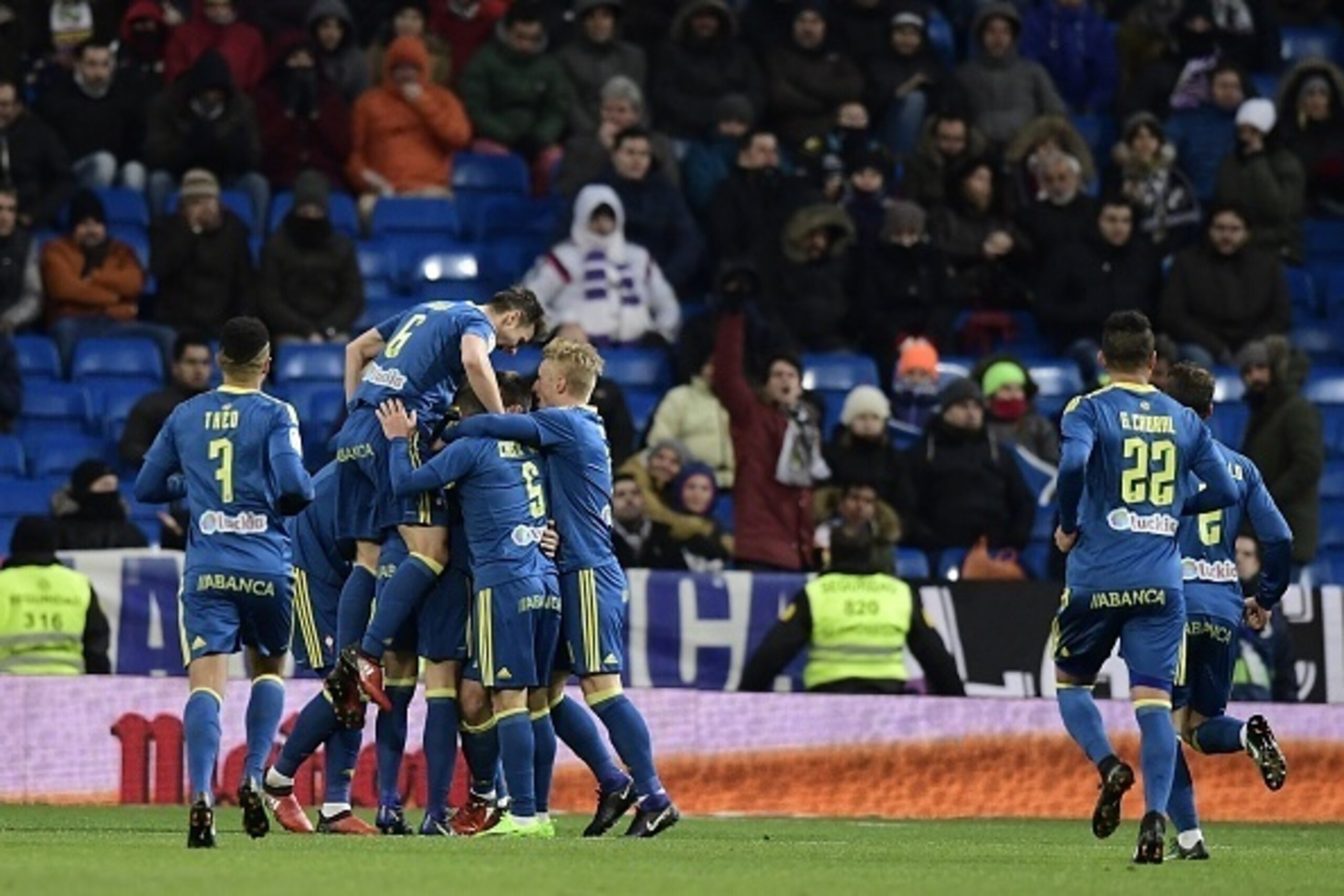 Celta Vigo players celebrate after scoring their second goal during the Spanish Copa del Rey (King's Cup) quarter-final first leg football match Real Madrid CF vs RC Celta de Vigo at the Santiago Bernabeu stadium in Madrid on January 18, 2017. / AFP / JAV