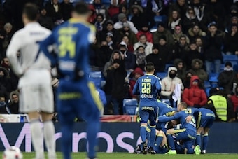 Celta Vigo players celebrate after scoring the opener during the Spanish Copa del Rey (King's Cup) quarter-final first leg football match Real Madrid CF vs RC Celta de Vigo at the Santiago Bernabeu stadium in Madrid on January 18, 2017. / AFP / JAVIER SOR