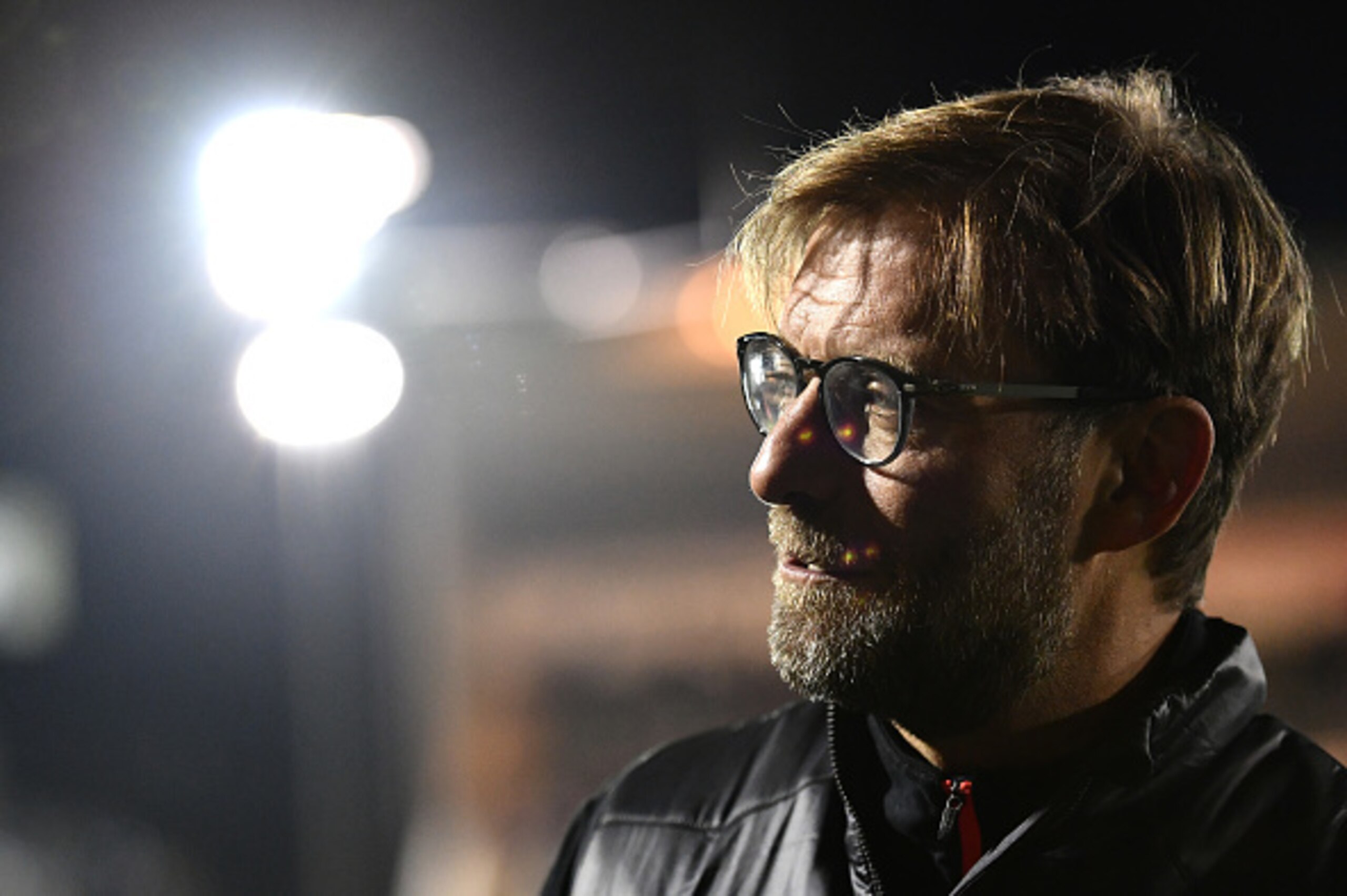 PLYMOUTH, ENGLAND - JANUARY 18:  Jurgen Klopp, Manager of Liverpool talks prior to The Emirates FA Cup Third Round Replay match between Plymouth Argyle and Liverpool at Home Park on January 18, 2017 in Plymouth, England.  (Photo by Dan Mullan/Getty Images