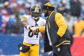 ORCHARD PARK, NY - DECEMBER 11:  Head coach Mike Tomlin fist bumps with Antonio Brown #84 of the Pittsburgh Steelers before the game against the Buffalo Bills on December 11, 2016 at New Era Field in Orchard Park, New York. Pittsburgh defeats Buffalo 27-2