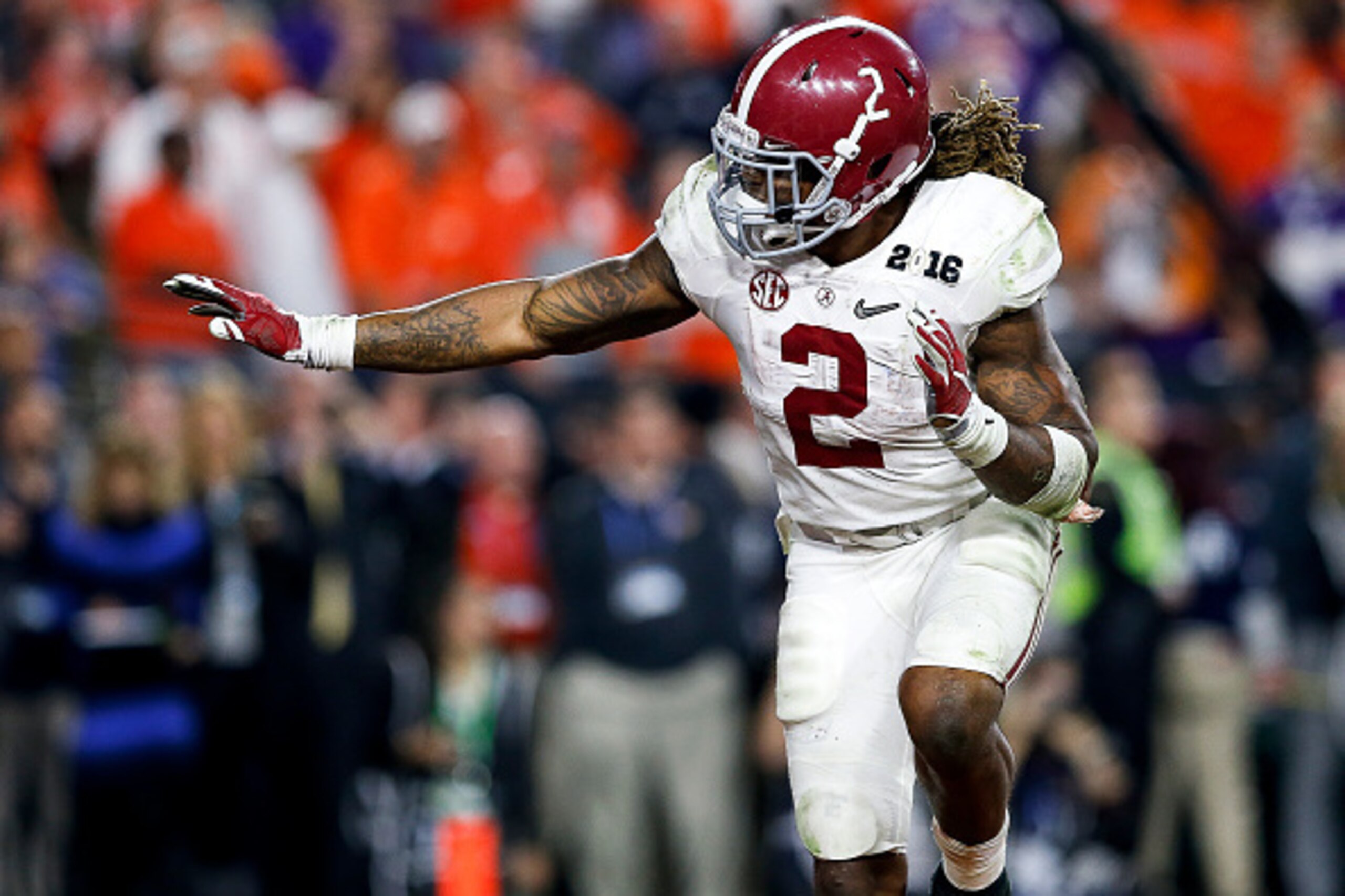 GLENDALE, AZ - JANUARY 11: Running back Derrick Henry #2 of the Alabama Crimson Tide gives a Heisman pose after scoring a touchdown during the College Football National Championship Game against the Clemson Tigers at University of Phoenix Stadium on Janua