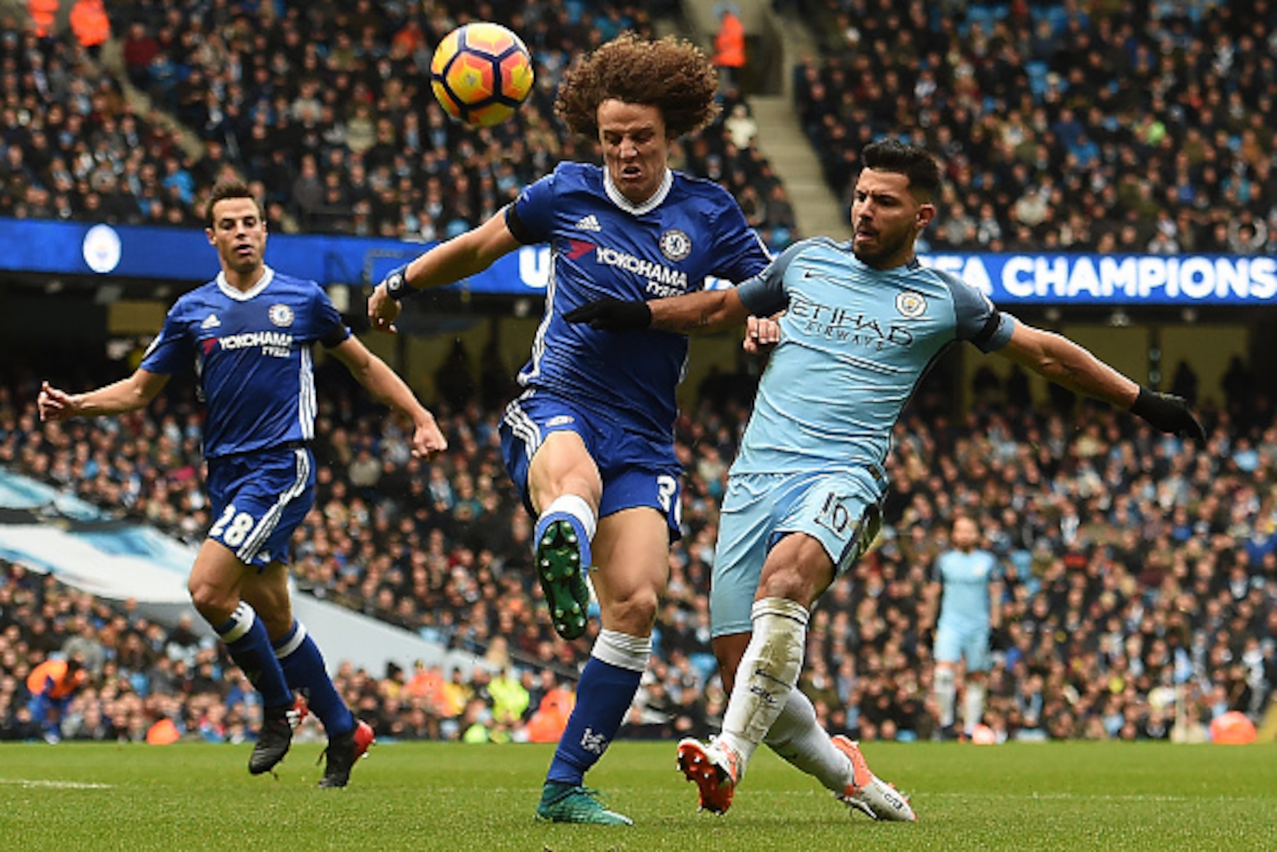 Chelsea's Brazilian defender David Luiz (C) vies with Manchester City's Argentinian striker Sergio Aguero (R) during the English Premier League football match between Manchester City and Chelsea at the Etihad Stadium in Manchester, north west England, on 