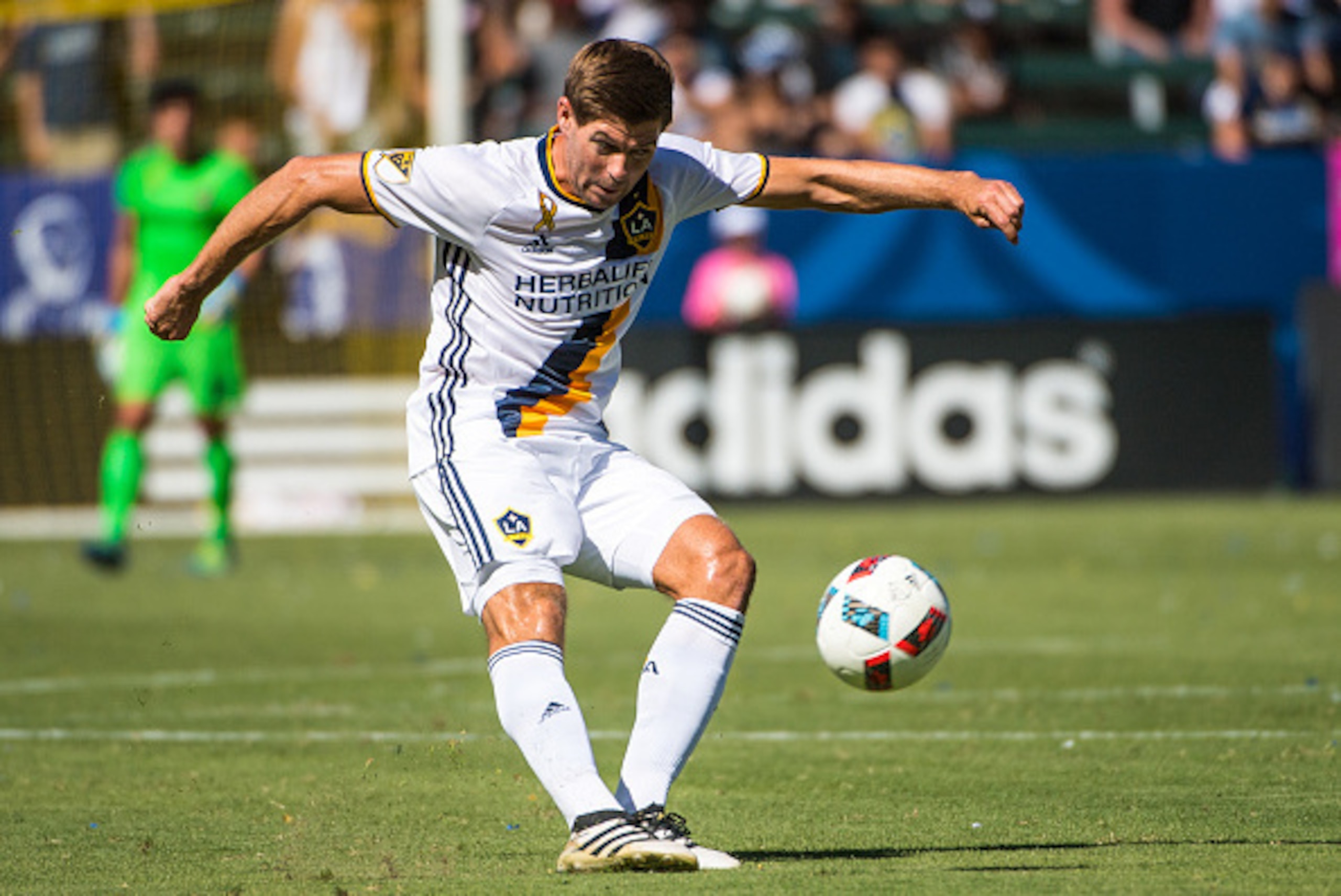 CARSON, CA - SEPTEMBER 25: Steven Gerrard #8 of Los Angeles Galaxy passes the ball during Los Angeles Galaxy's MLS match against Seattle Sounders at the StubHub Center on September 25, 2016 in Carson, California. The Seattle Sounders won the match 4-2. ( CARSON, CA - SEPTEMBER 25: Steven Gerrard #8 of Los Angeles Galaxy passes the ball during Los Angeles Galaxy's MLS match against Seattle Sounders at the StubHub Center on September 25, 2016 in Carson, California. The Seattle Sounders won the match 4-2. (