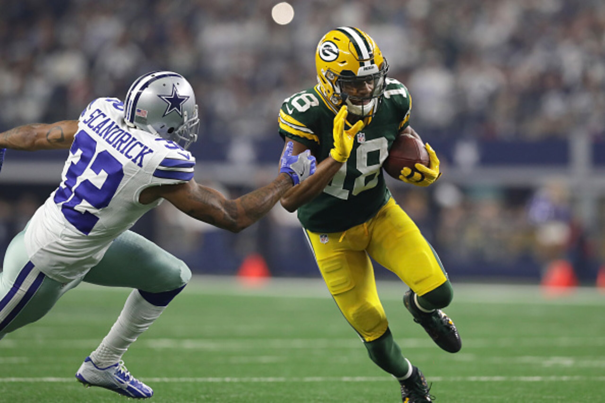 ARLINGTON, TX - JANUARY 15:  Randall Cobb #18 of the Green Bay Packers runs after catching a pass during the first quarter against the Dallas Cowboys in the NFC Divisional Playoff game at AT&T Stadium on January 15, 2017 in Arlington, Texas.  (Photo by Ro