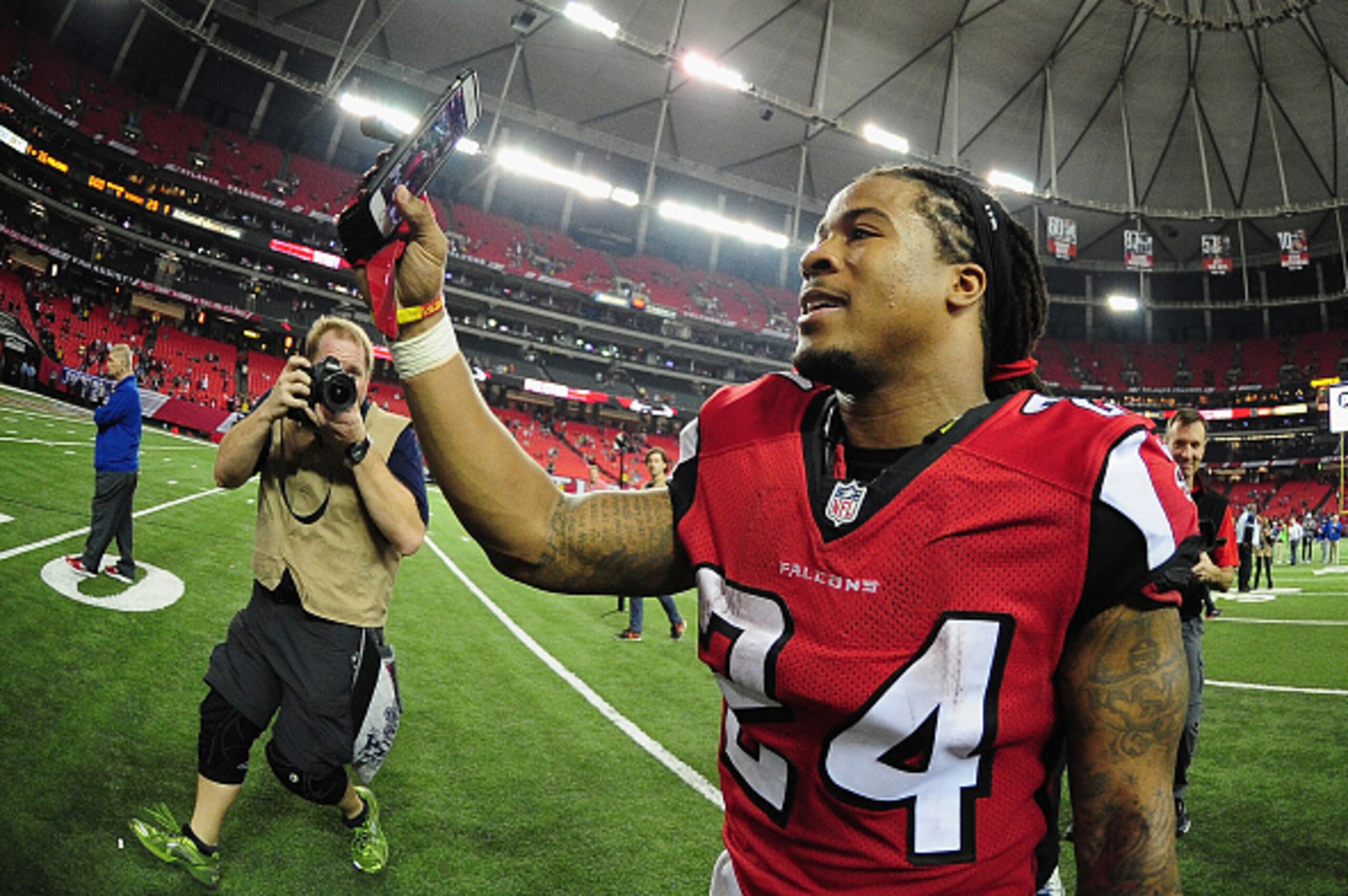 ATLANTA, GA - JANUARY 14: Devonta Freeman #24 of the Atlanta Falcons celebrates beating the Seattle Seahawks at the Georgia Dome on January 14, 2017 in Atlanta, Georgia.  (Photo by Scott Cunningham/Getty Images)