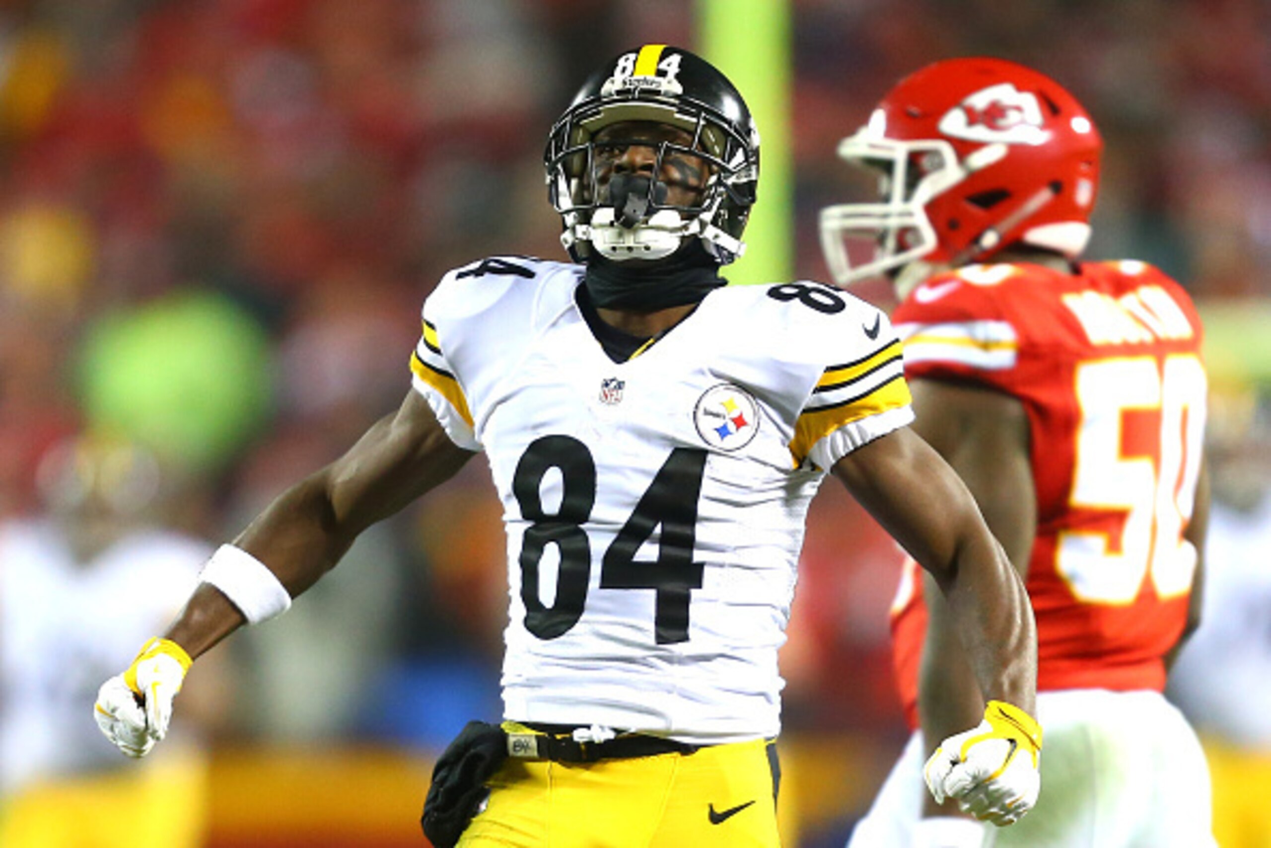 KANSAS CITY, MP - JANUARY 15: Wide receiver Antonio Brown #84 of the Pittsburgh Steelers celebrates after a catch against the Kansas City Chiefs during the second quarter in the AFC Divisional Playoff game at Arrowhead Stadium on January 15, 2017 in Kansa