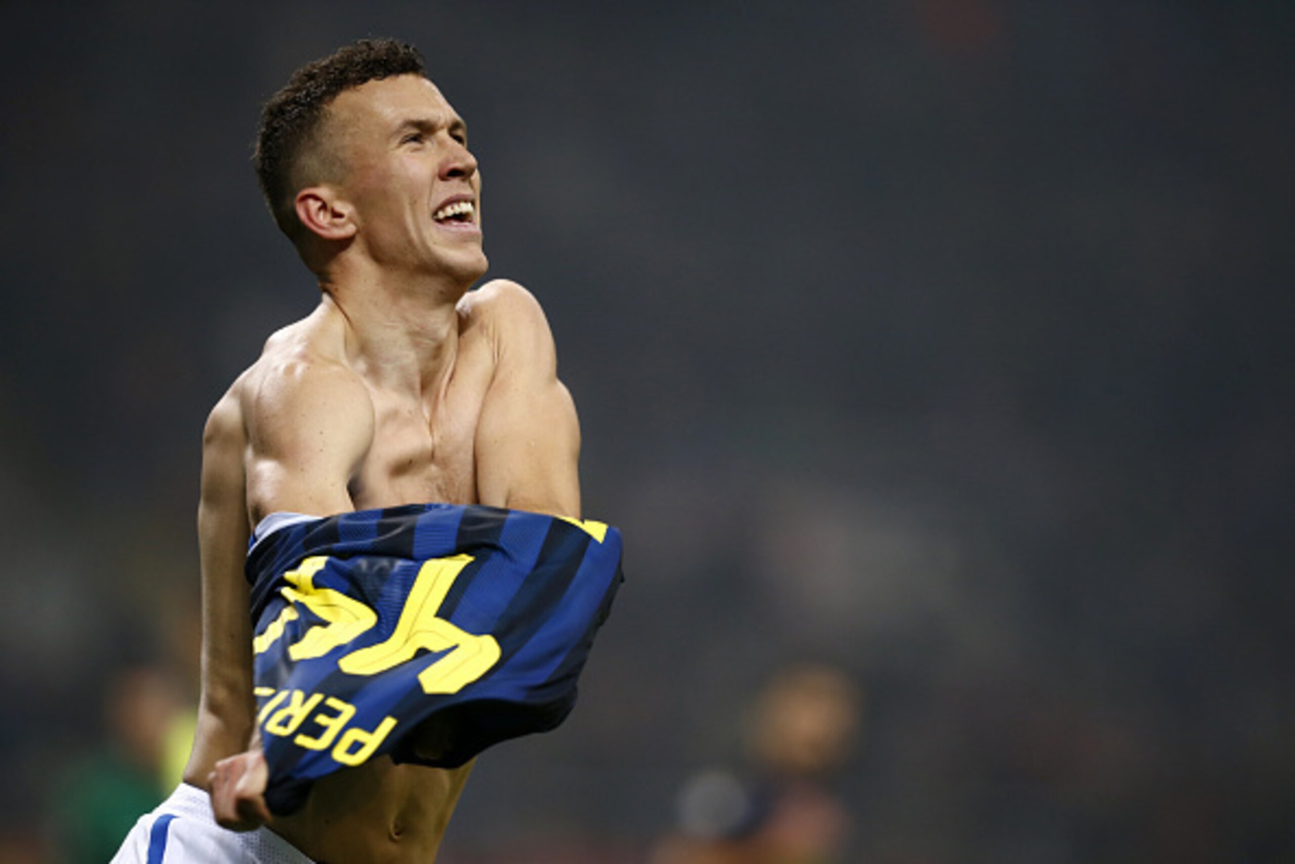 Inter Milan's forward Ivan Perisic from Croatia celebrates after scoring during the Italian Serie A football match AC Milan Vs Inter Milan on November 20, 2016 at the 'San Siro Stadium' in Milan. / AFP / MARCO BERTORELLO (Photo credit should read Inter Milan's forward Ivan Perisic from Croatia celebrates after scoring during the Italian Serie A football match AC Milan Vs Inter Milan on November 20, 2016 at the 'San Siro Stadium' in Milan. / AFP / MARCO BERTORELLO (Photo credit should read