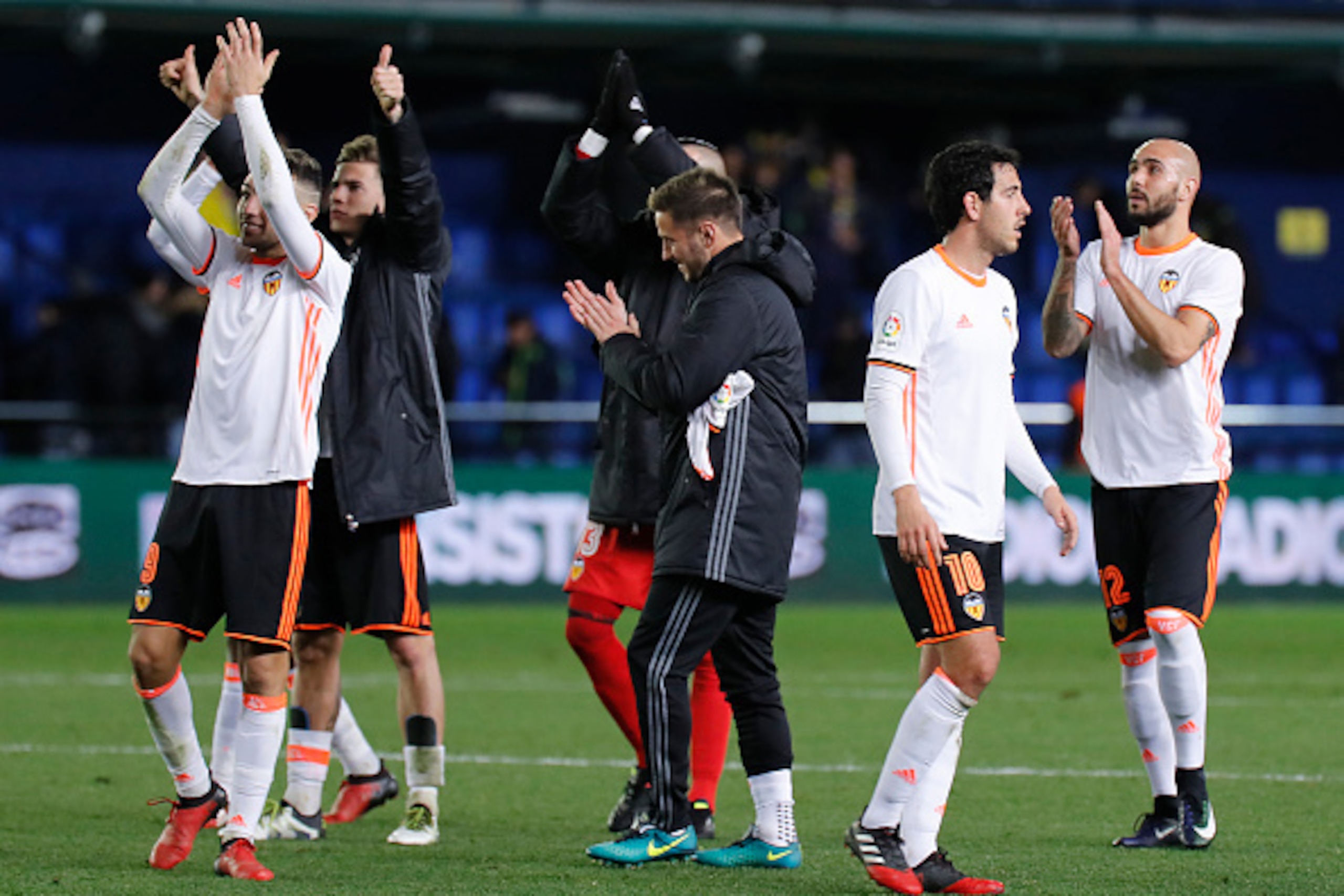 Valencia's player celebrate their victory at the end of the Spanish League football match Villarreal CF vs Valencia CF at El Madrigal stadium in Vila-real on January 21, 2017.
Valencia won 2-0. / AFP / JOSE JORDAN        (Photo credit should read JOSE JOR