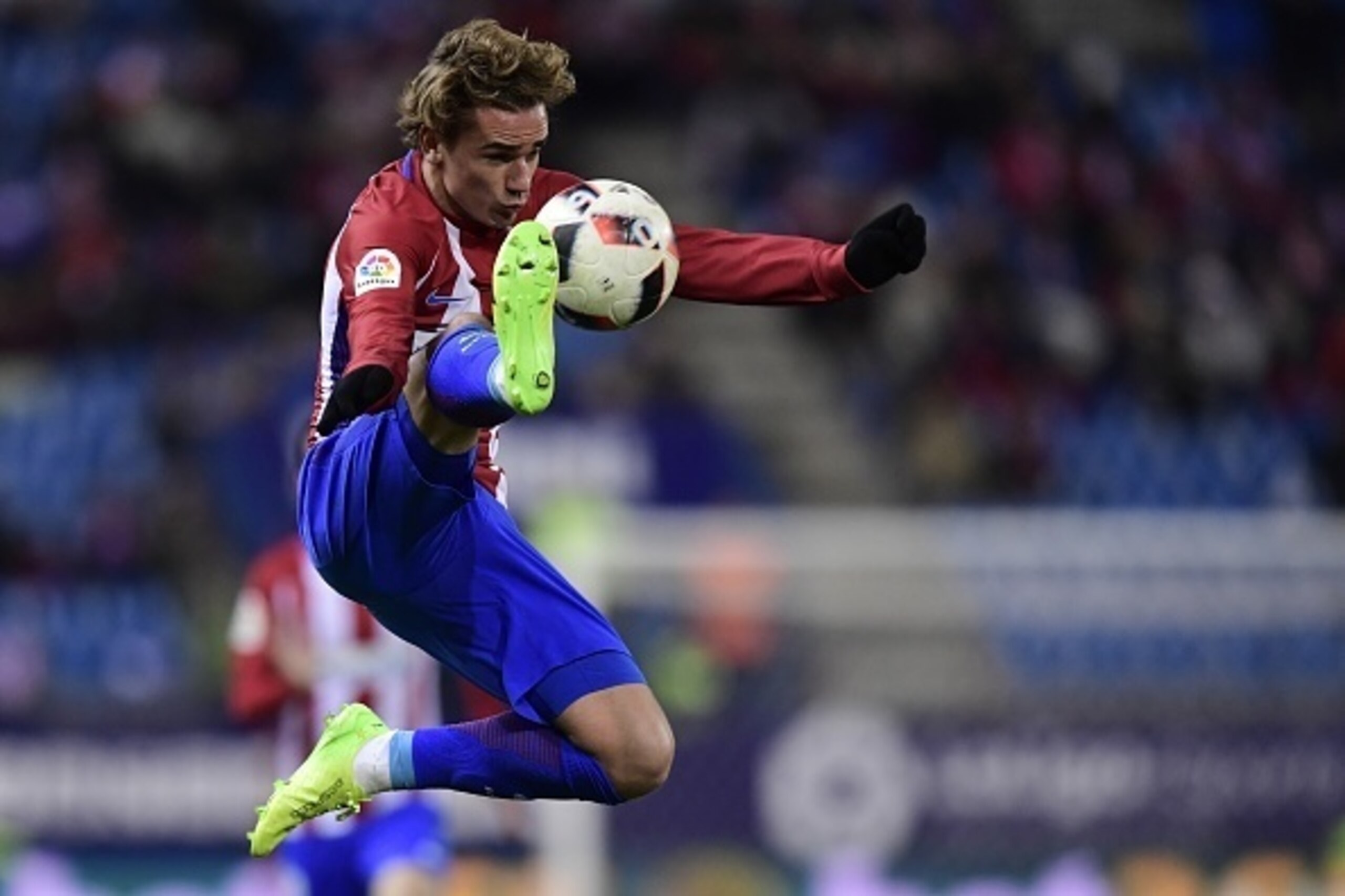 TOPSHOT - Atletico Madrid's French forward Antoine Griezmann controls a ball during the Spanish Copa del Rey (King's Cup) quarter final first leg football match Club Atletico de Madrid vs SD Eibar at the Vicente Calderon stadium in Madrid on January 19, 2 TOPSHOT - Atletico Madrid's French forward Antoine Griezmann controls a ball during the Spanish Copa del Rey (King's Cup) quarter final first leg football match Club Atletico de Madrid vs SD Eibar at the Vicente Calderon stadium in Madrid on January 19, 2