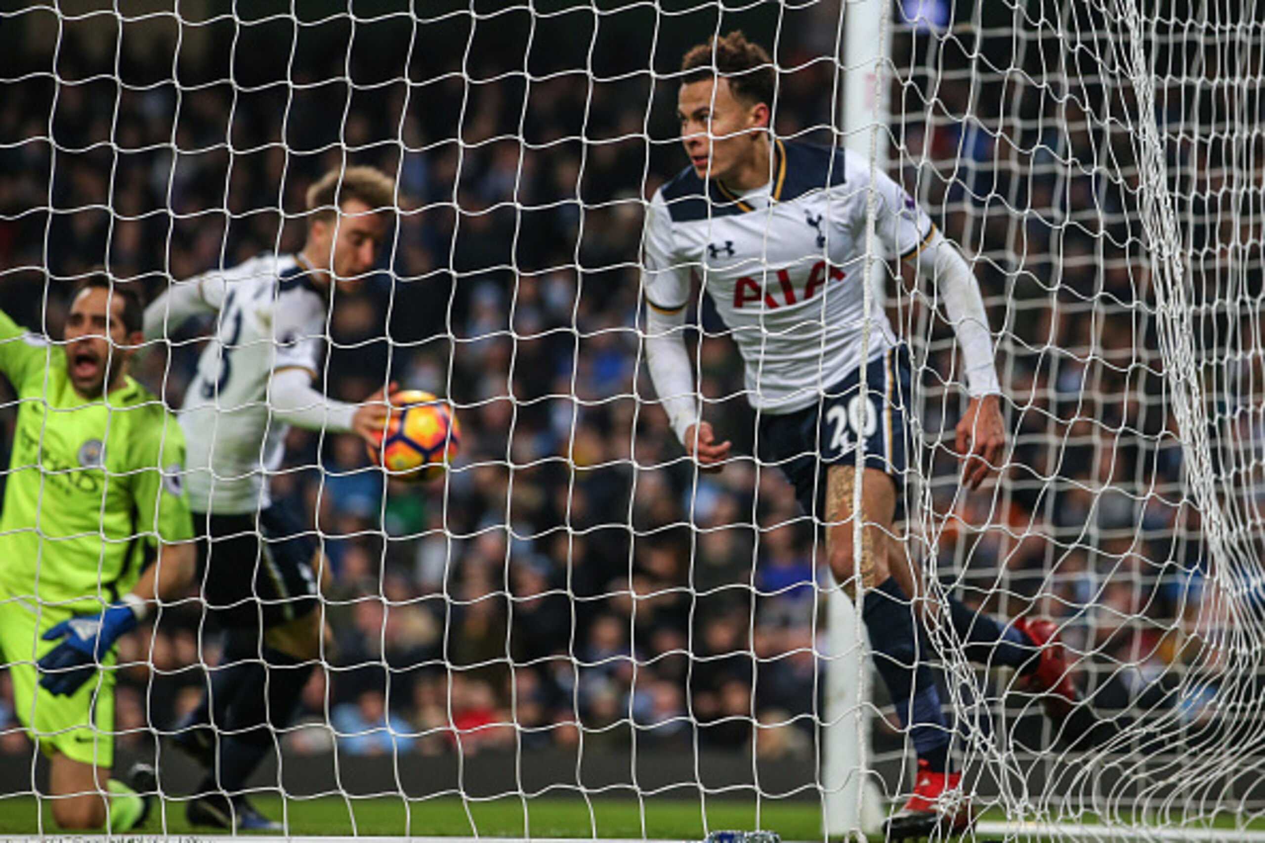 MANCHESTER, ENGLAND - JANUARY 21: Dele Alli of Tottenham Hotspur celebrates after scoring a goal to make it 2-1 during the Premier League match between Manchester City and Tottenham Hotspur at Etihad Stadium on January 21, 2017 in Manchester, England. (Ph MANCHESTER, ENGLAND - JANUARY 21: Dele Alli of Tottenham Hotspur celebrates after scoring a goal to make it 2-1 during the Premier League match between Manchester City and Tottenham Hotspur at Etihad Stadium on January 21, 2017 in Manchester, England. (Ph