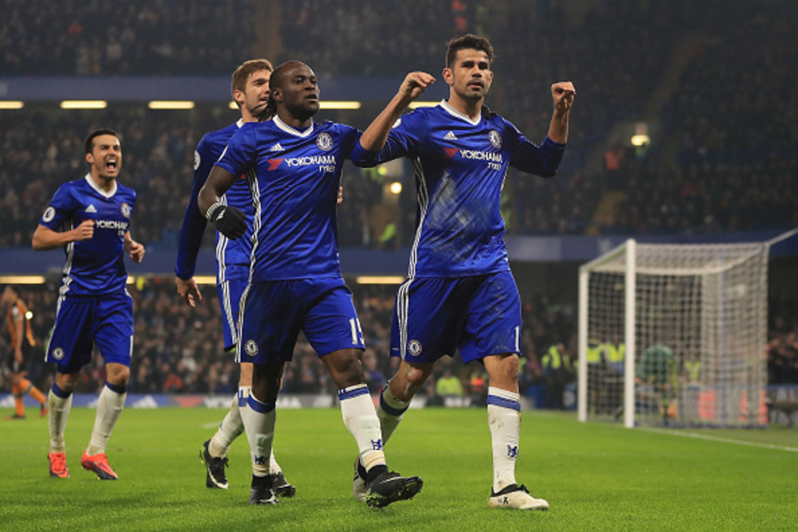 LONDON, ENGLAND - JANUARY 22:  Diego Costa (R) of Chelsea celebrates scoring the opening goal with his team mates during the Premier League match between Chelsea and Hull City at Stamford Bridge on January 22, 2017 in London, England.  (Photo by Richard H
