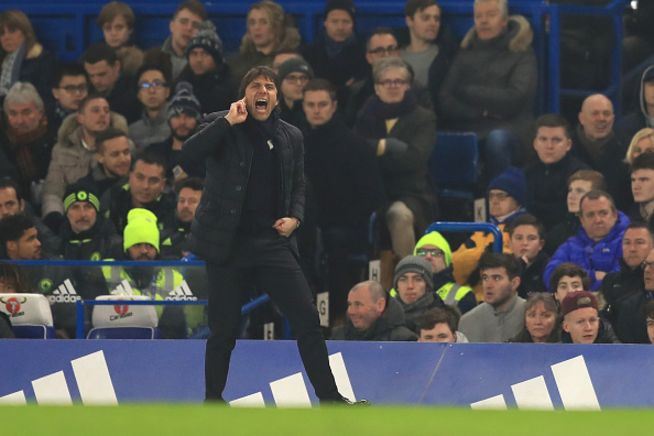 LONDON, ENGLAND - JANUARY 22:  Antonio Conte, Manager of Chelsea shouts instruction during the Premier League match between Chelsea and Hull City at Stamford Bridge on January 22, 2017 in London, England.  (Photo by Richard Heathcote/Getty Images)