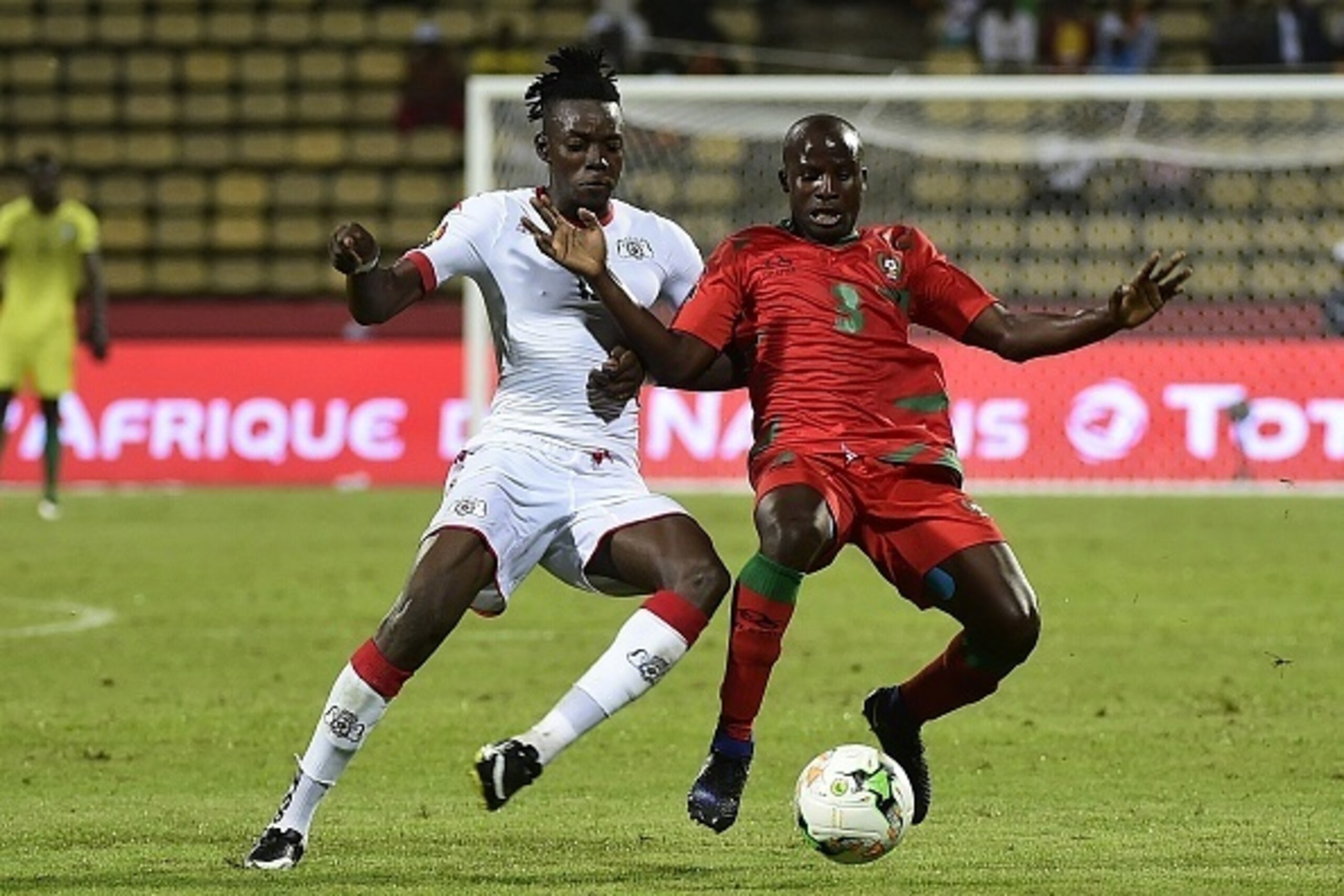 Guinea-Bissau's midfielder Sana (R) challenges Burkina Faso's forward Bertrand Traore during the 2017 Africa Cup of Nations group A football match between Guinea-Bissau and Burkina Faso in Franceville on January 22, 2017. / AFP / KHALED DESOUKI        (Ph