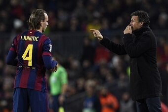 Barcelona's coach Luis Enrique talks wth Barcelona's Croatian midfielder Ivan Rakitic during the Spanish league football match FC Barcelona vs Club Atletico de Madrid at the Camp Nou stadium in Barcelona on January 11, 2015.   AFP PHOTO/ LLUIS GENE       