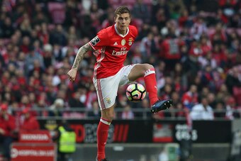 LISBON, PORTUGAL - JANUARY 22: SL Benfica's defender from Sweden Victor Lindelof in action during the Primeira Liga match between SL Benfica and CD Tondela at Estadio da Luz on January 22, 2017 in Lisbon, Portugal.  (Photo by Gualter Fatia/Getty Images)