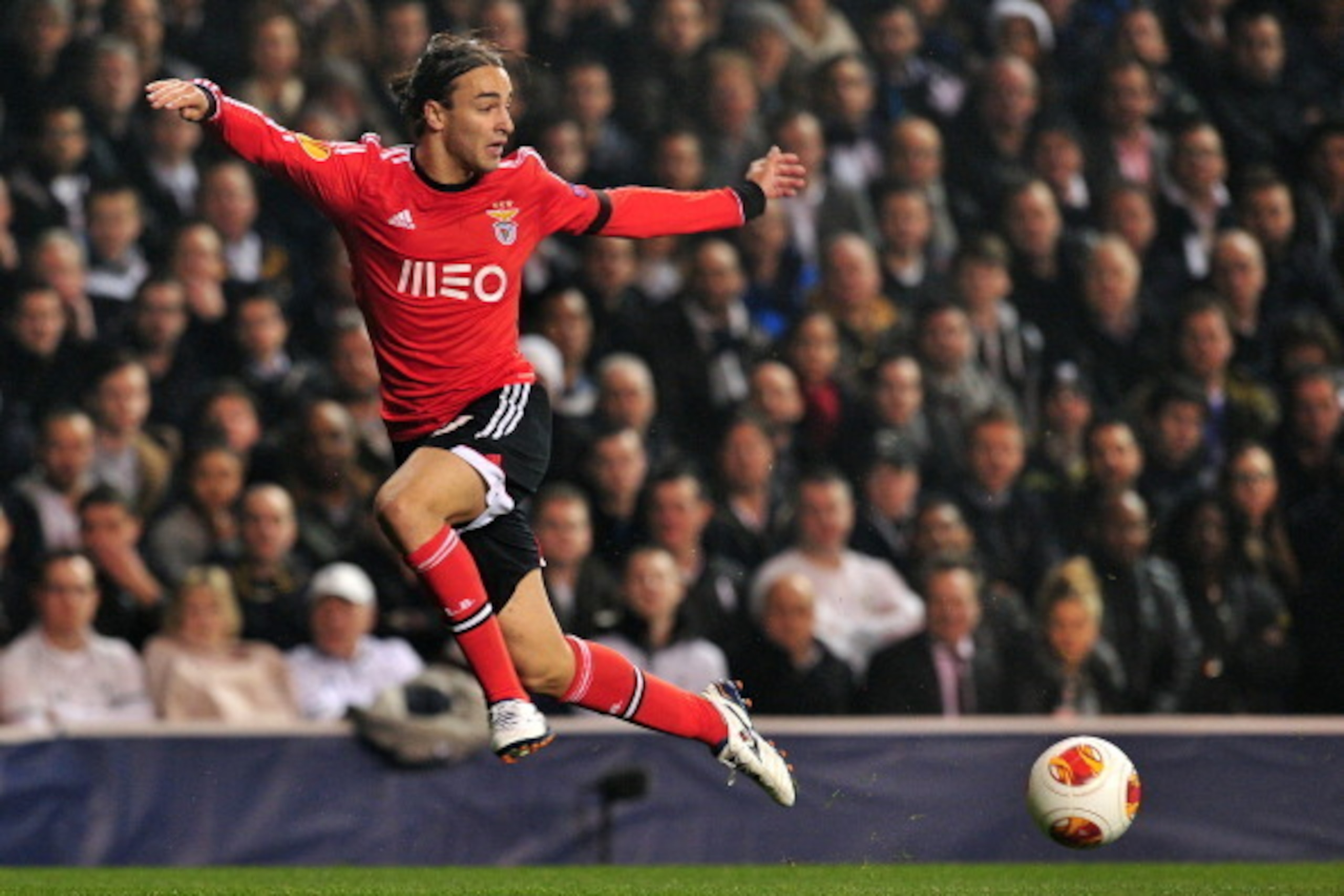Benfica's Serbian striker Lazar Markovic in action during the UEFA Europa League round of 16 first leg football match between Tottenham Hotspur and Benfica at White Hart Lane in north London, on March 13, 2014. AFP PHOTO / GLYN KIRK        (Photo credit s