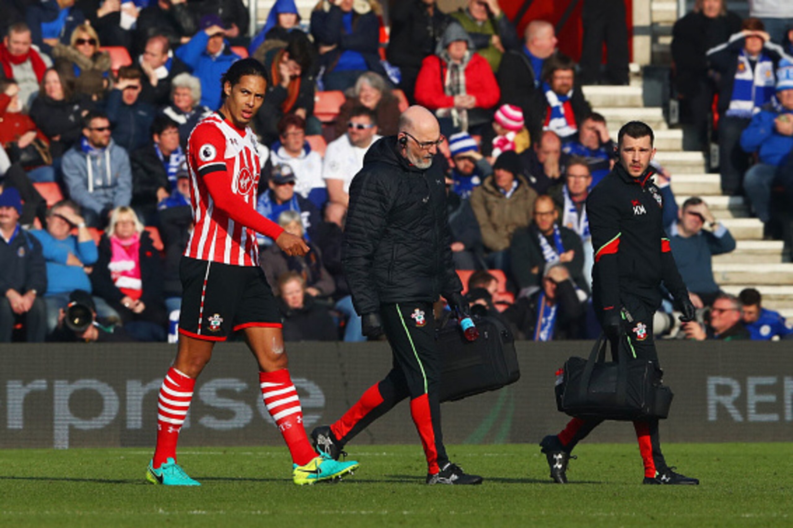 SOUTHAMPTON, ENGLAND - JANUARY 22:  An injured Virgil van Dijk of Southampton leaves the ptich during the Premier League match between Southampton and Leicester City at St Mary's Stadium on January 22, 2017 in Southampton, England.  (Photo by Michael Stee