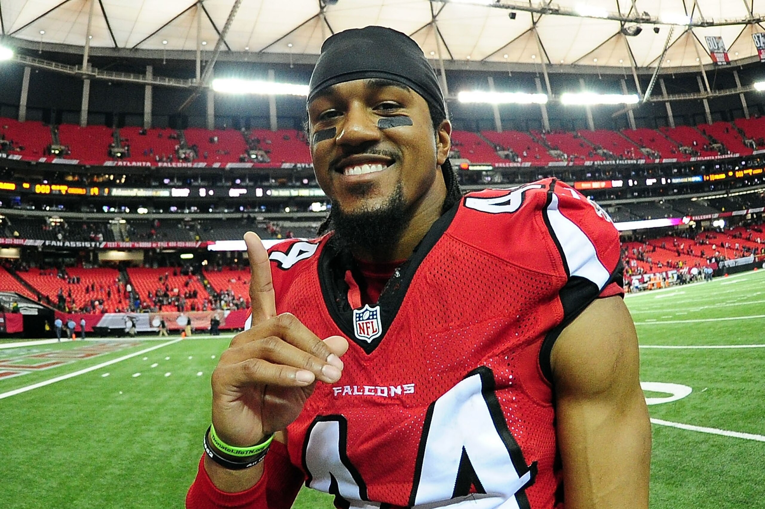 ATLANTA, GA - NOVEMBER 27: Vic Beasley Jr. #44 of the Atlanta Falcons celebrates after the game against the Arizona Cardinals at the Georgia Dome on November 27, 2016 in Atlanta, Georgia. (Photo by Scott Cunningham/Getty Images)