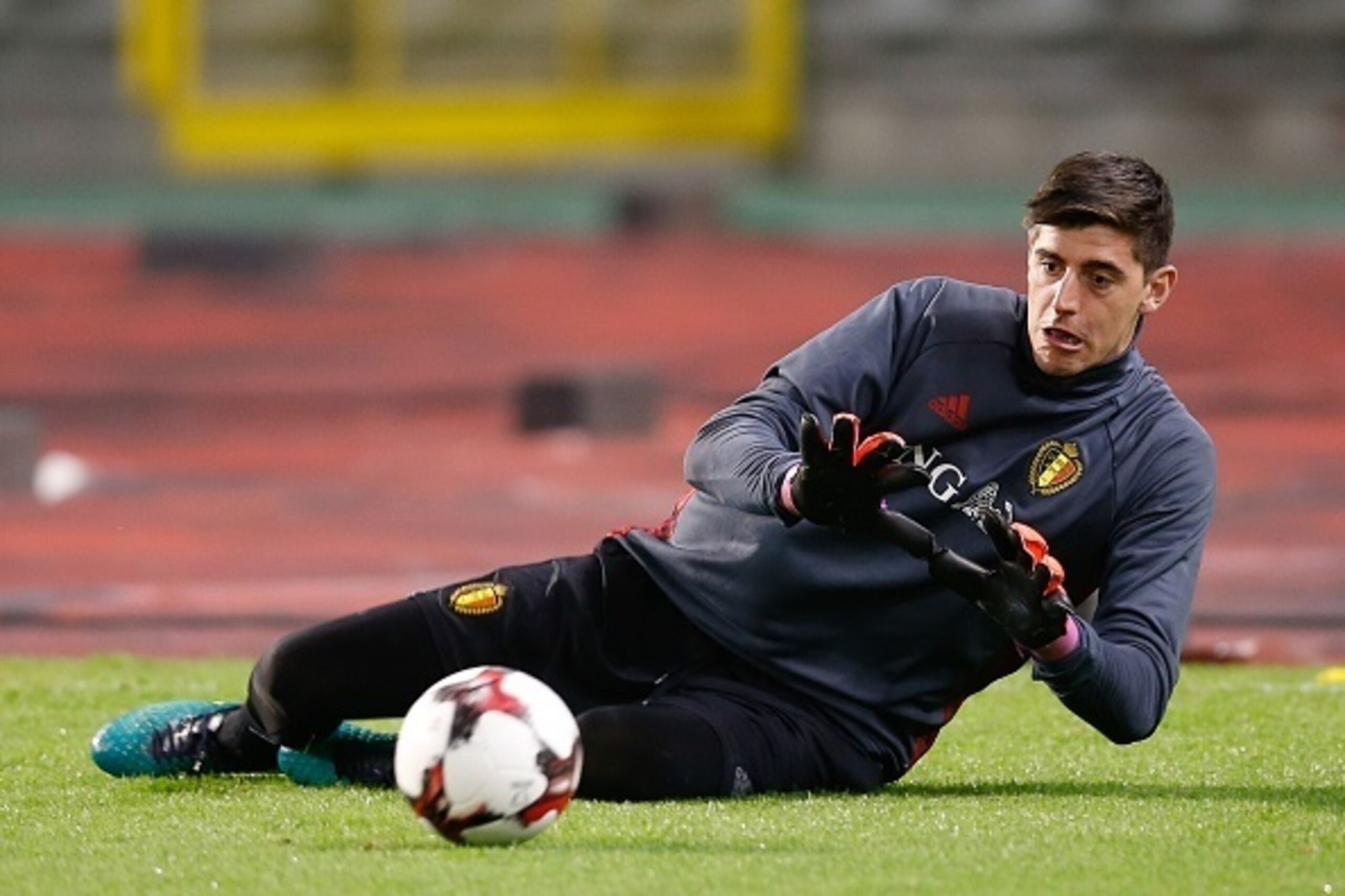 Belgium's goalkeeper Thibaut Courtois takes part in a training session in Brussels on October 6, 2016, ahead of the team's World Cup 2018 qualification match against Bosnia. / AFP / Belga / BRUNO FAHY / Belgium OUT        (Photo credit should read BRUNO F