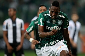 SAO PAULO, BRAZIL - JULY 12:  Yerry Mina of Palmeiras celebrates scoring the first goal during the match between Palmeiras and Santos for the Brazilian Series A 2016 at Allianz Parque on July 12, 2016 in Sao Paulo, Brazil.  (Photo by Friedemann Vogel/Gett