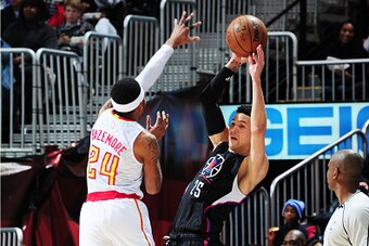 ATLANTA, GA - JANUARY 23:  Austin Rivers #25 of the LA Clippers shoots the ball against Kent Bazemore #24 of the Atlanta Hawks during the game on January 23, 2017 at Philips Arena in Atlanta, Georgia.  NOTE TO USER: User expressly acknowledges and agrees 